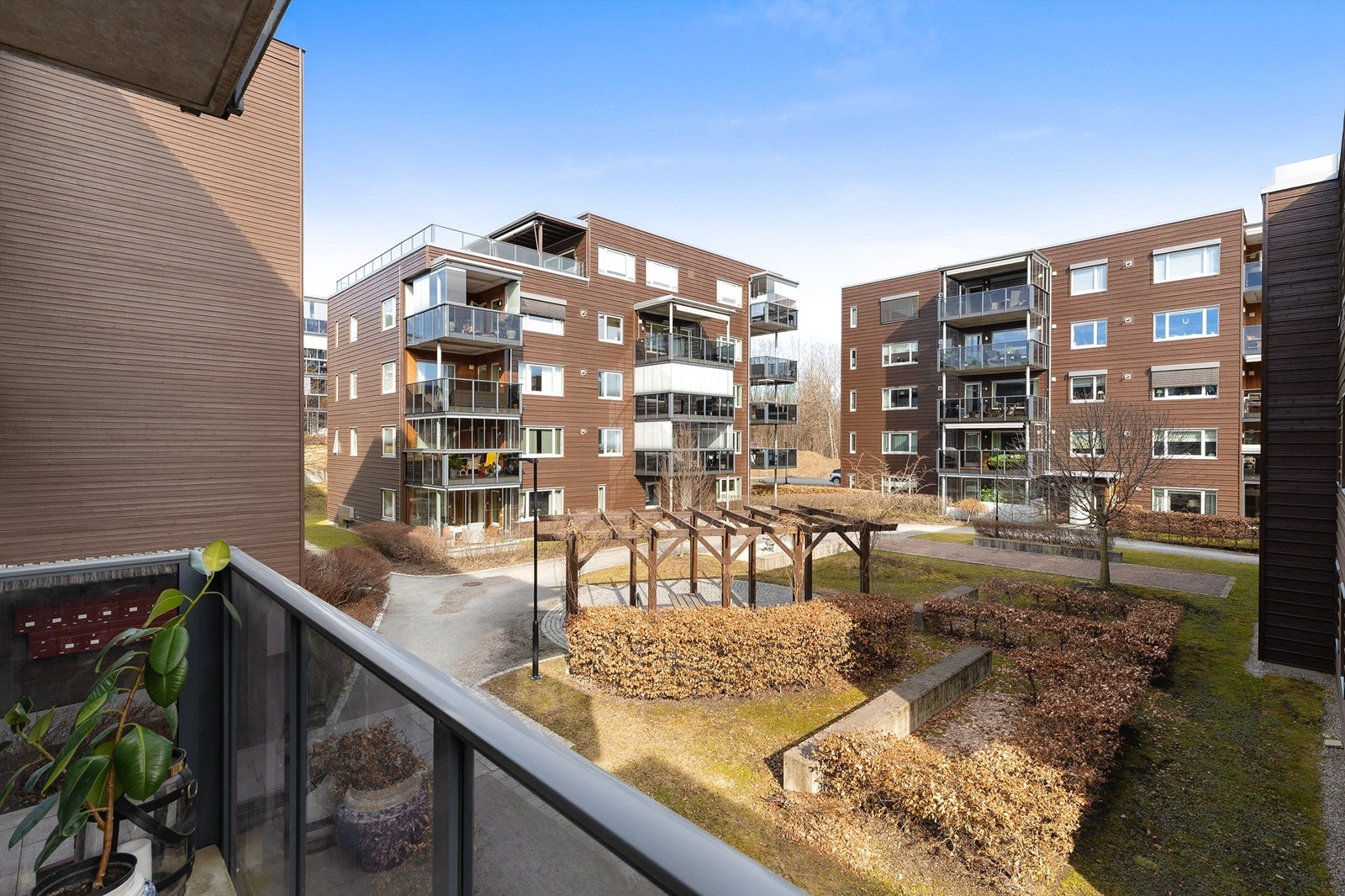 Balkongen utenfor soverommet har utsikt mot rolige fellesområder. Galleribilde
