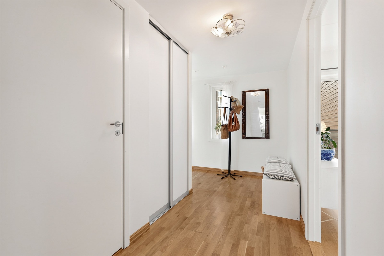 Stor og romslig entré med plass til kommode eller hyllesystem. Integrert skyvedørsgarderobe. Galleribilde