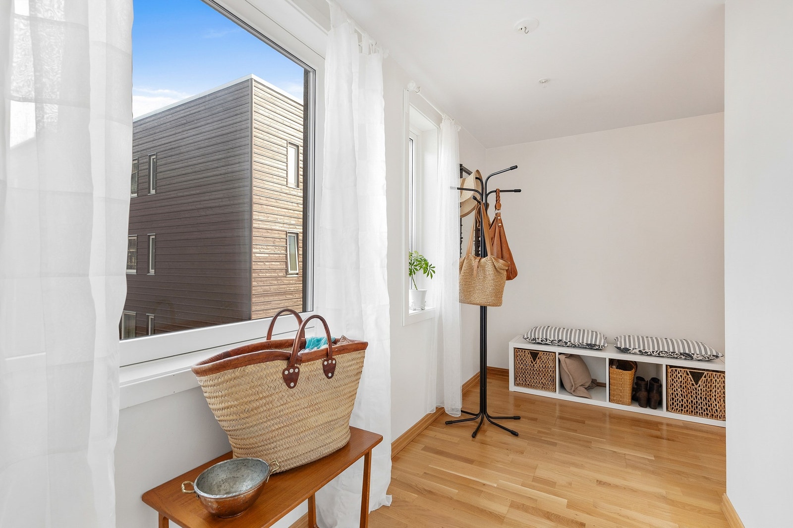 Stor og romslig entré med plass til kommode eller hyllesystem. Integrert skyvedørsgarderobe. Galleribilde