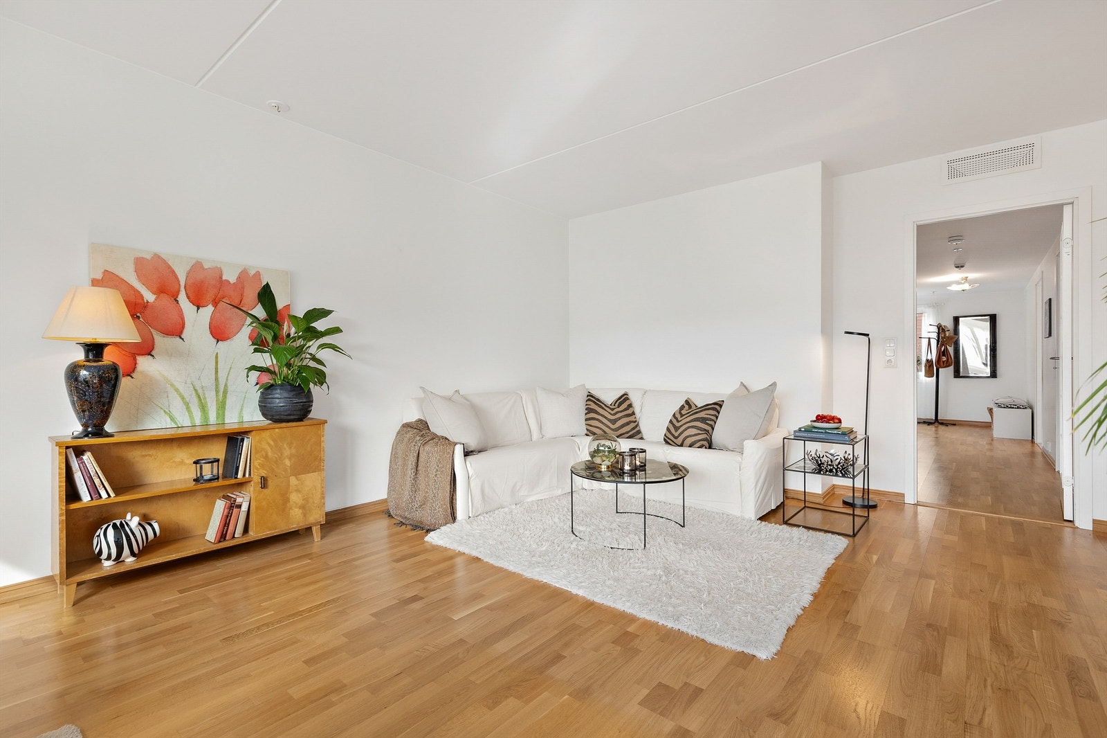 Den åpne løsningen mellom stue og kjøkken gir en god romfølelse og skaper en sosial atmosfære når man er med venner eller familie. Galleribilde