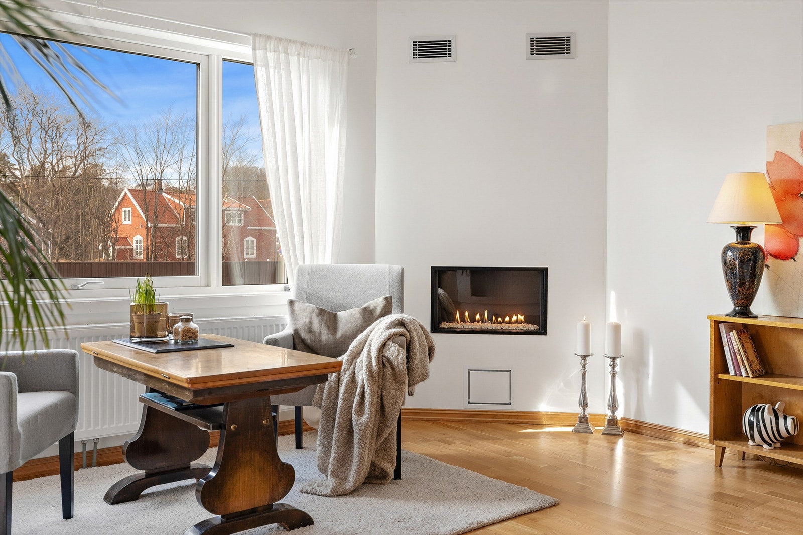 Det er en gasspeis i stuen for ekstra varme og hygge på kjølige dager. Galleribilde