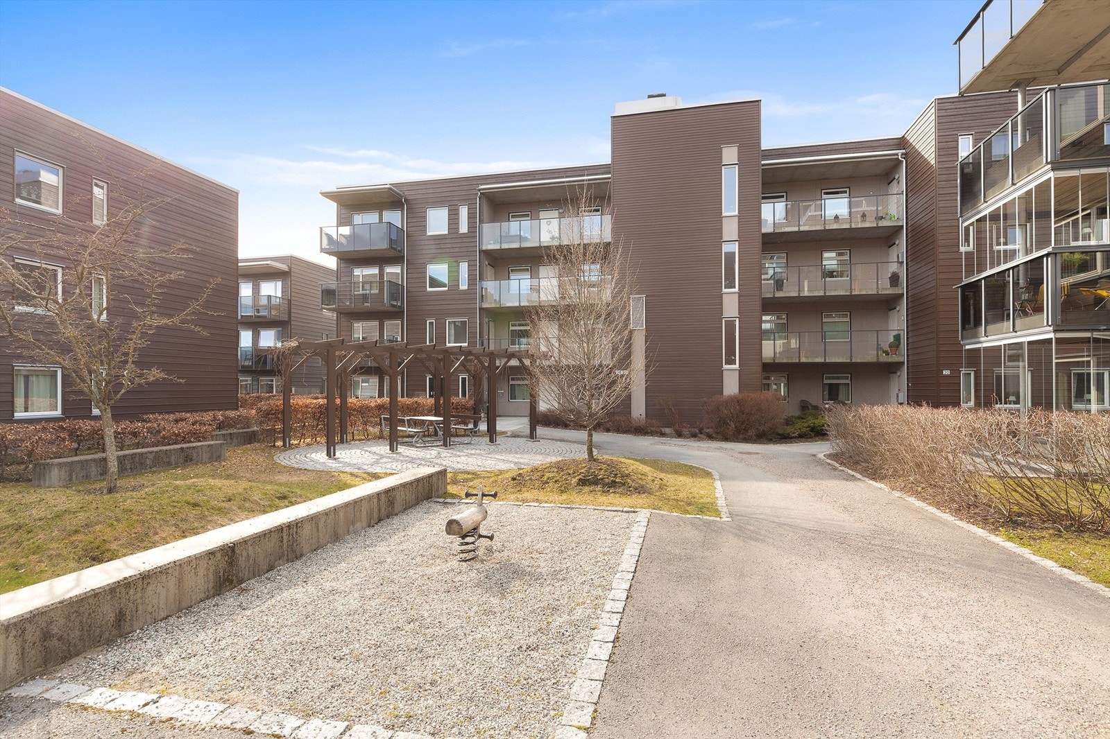 Rolige fellesområde opparbeidet med blant annet asfalterte og steinsatte adkomst-/internveier, sittebenker, plenarealer, busker og trær. Galleribilde