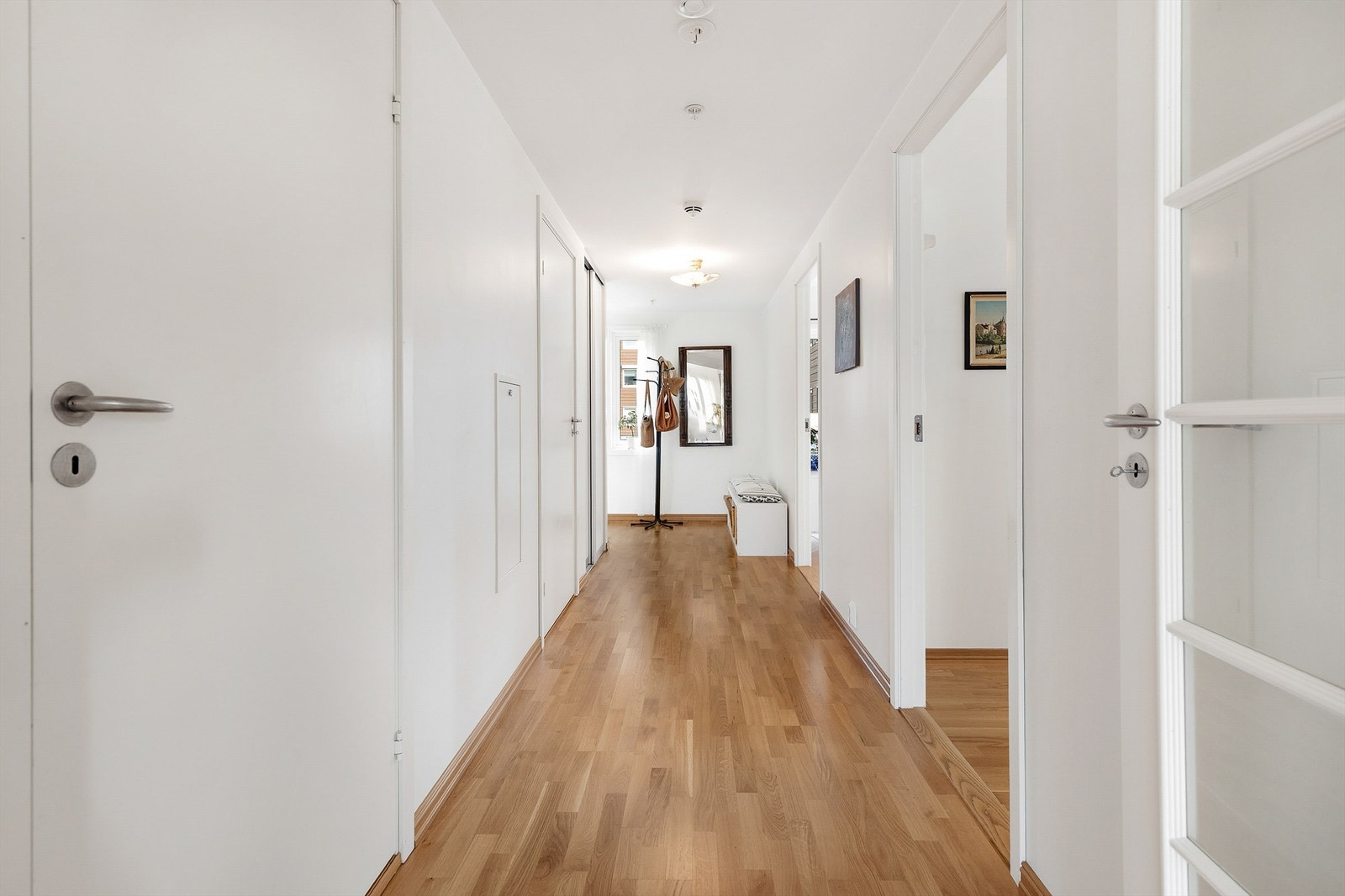 Fra entreen er det tilgang til begge soverommene, WC-rom, bod, bad og stue. Galleribilde