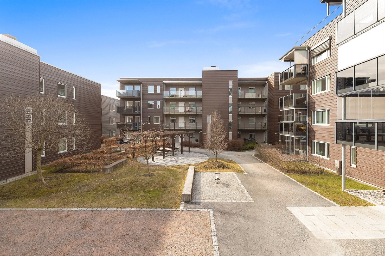 Rolige fellesområde opparbeidet med blant annet asfalterte og steinsatte adkomst-/internveier, sittebenker, plenarealer, busker og trær. Galleribilde