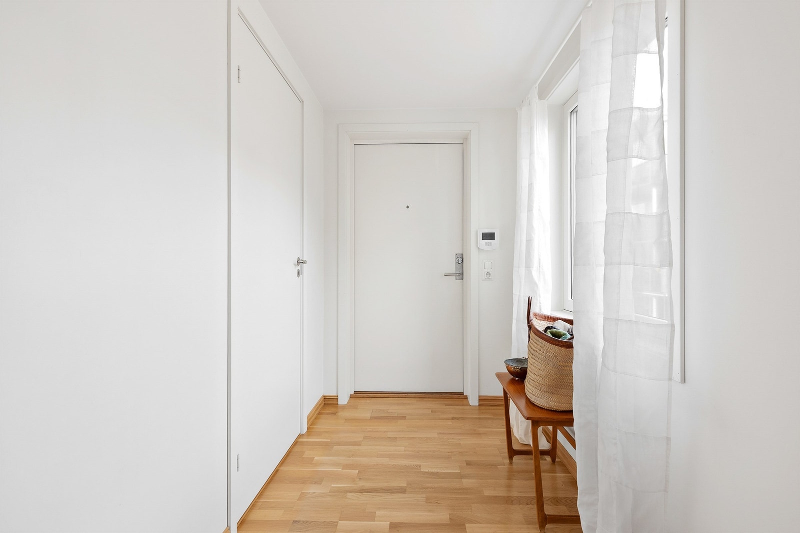 Stor og romslig entré med plass til kommode eller hyllesystem. Integrert skyvedørsgarderobe. Galleribilde