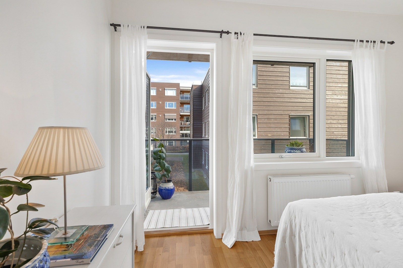 Fra hovedsoverommet er det utgang til egen balkong hvor man kan nyte kaffen i morgensolen. Galleribilde