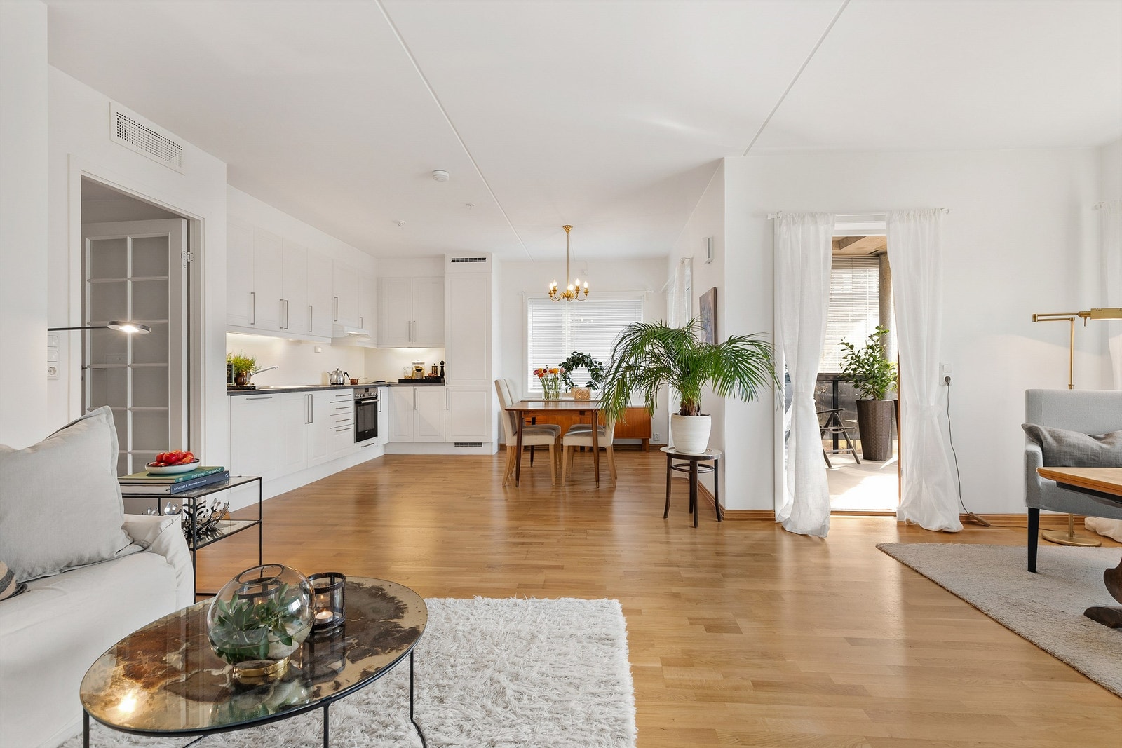 Den åpne løsningen mellom stue og kjøkken gir en god romfølelse og skaper en sosial atmosfære når man er med venner eller familie. Galleribilde