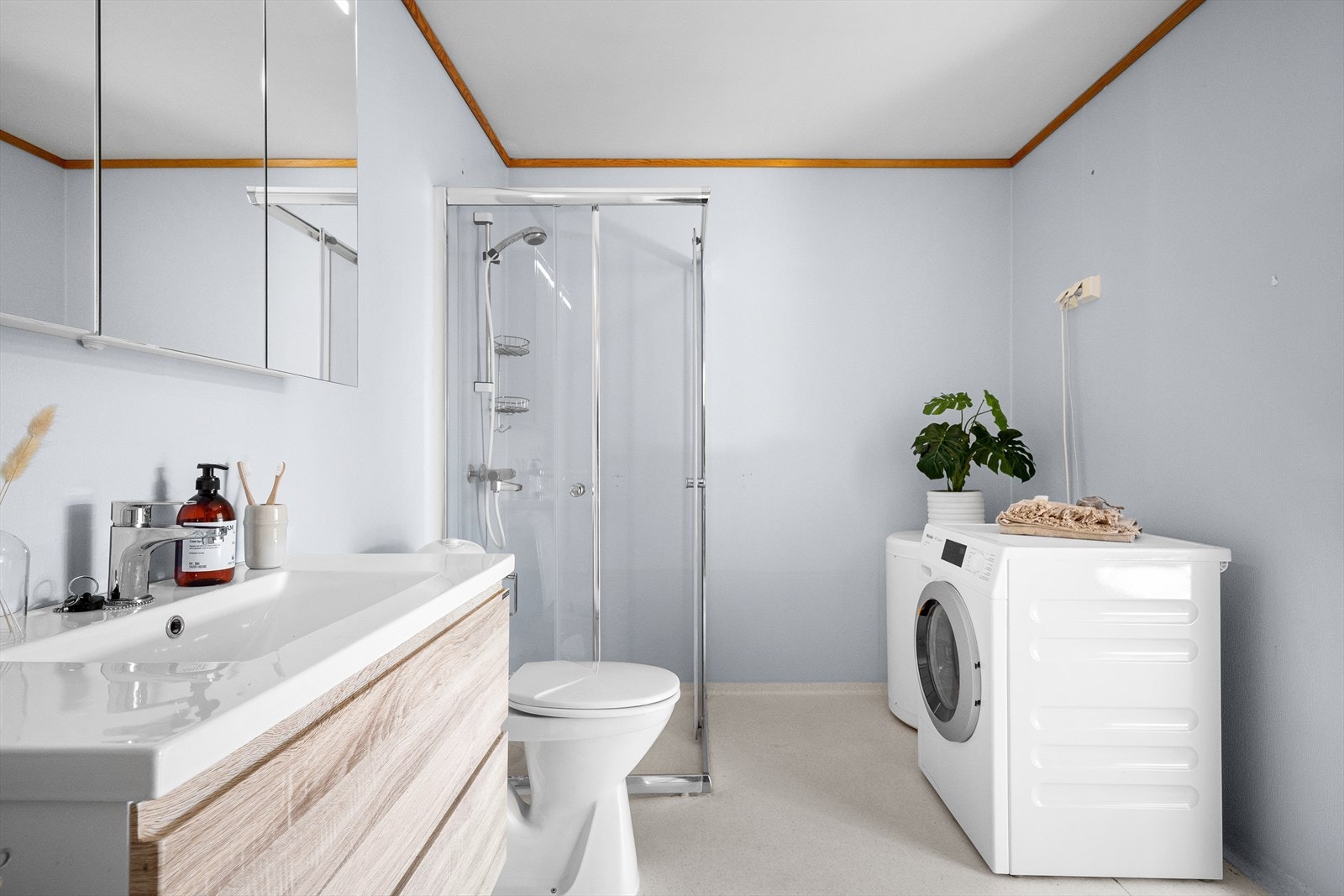 Bad med dusjhjørne, wc, vask og opplegg for vaskemaskin Galleribilde