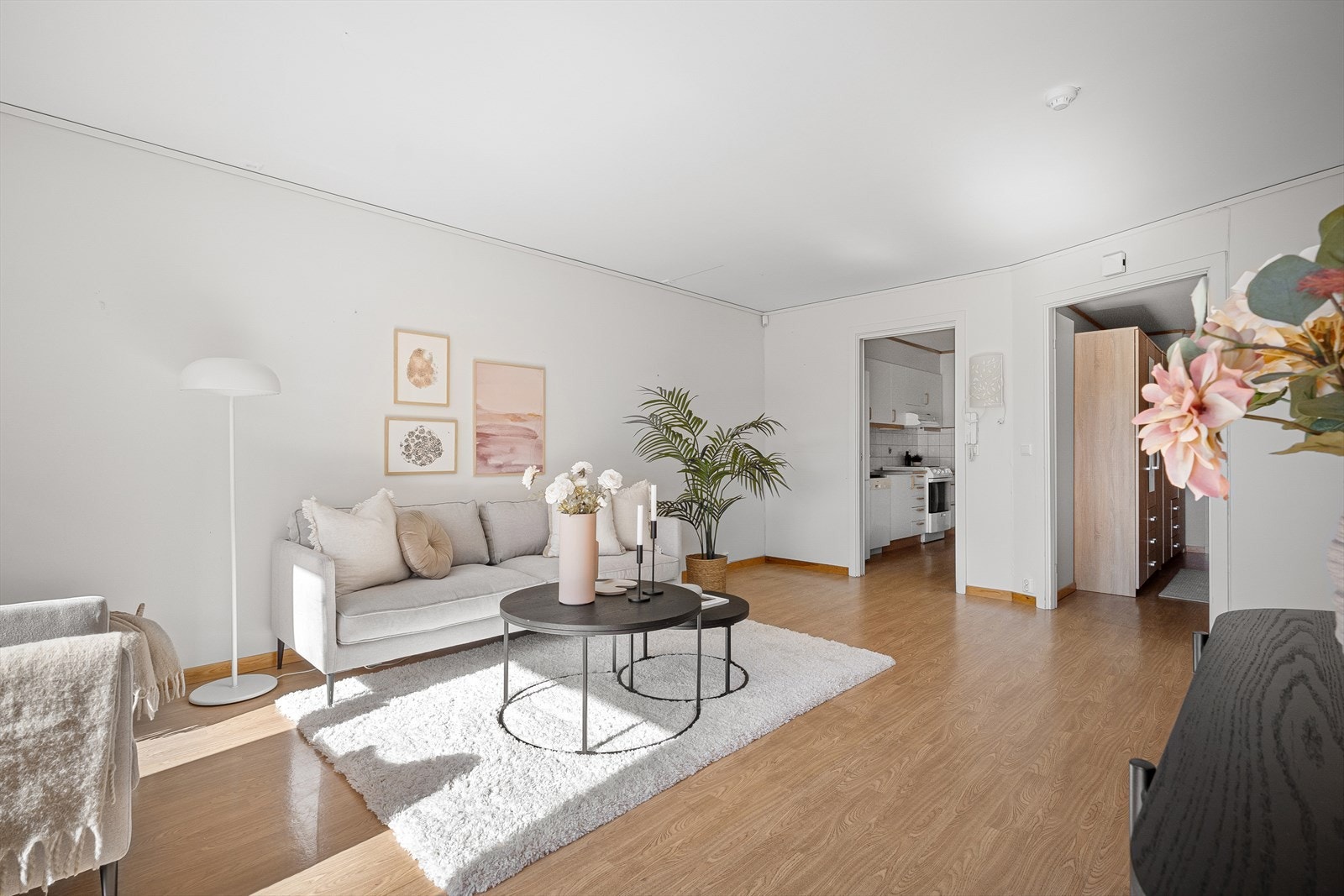 23 kvm. stue med utgang til solrik uteplass Galleribilde