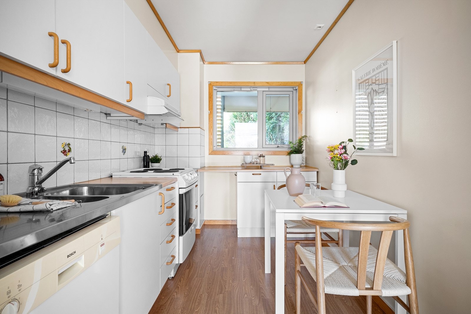 Hvit kjøkkeninnredning med glatte fronter og laminat benkeplate Galleribilde