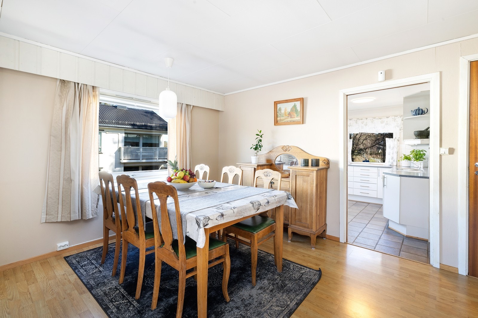 Stue med plass til spisebord ved vinduet Galleribilde