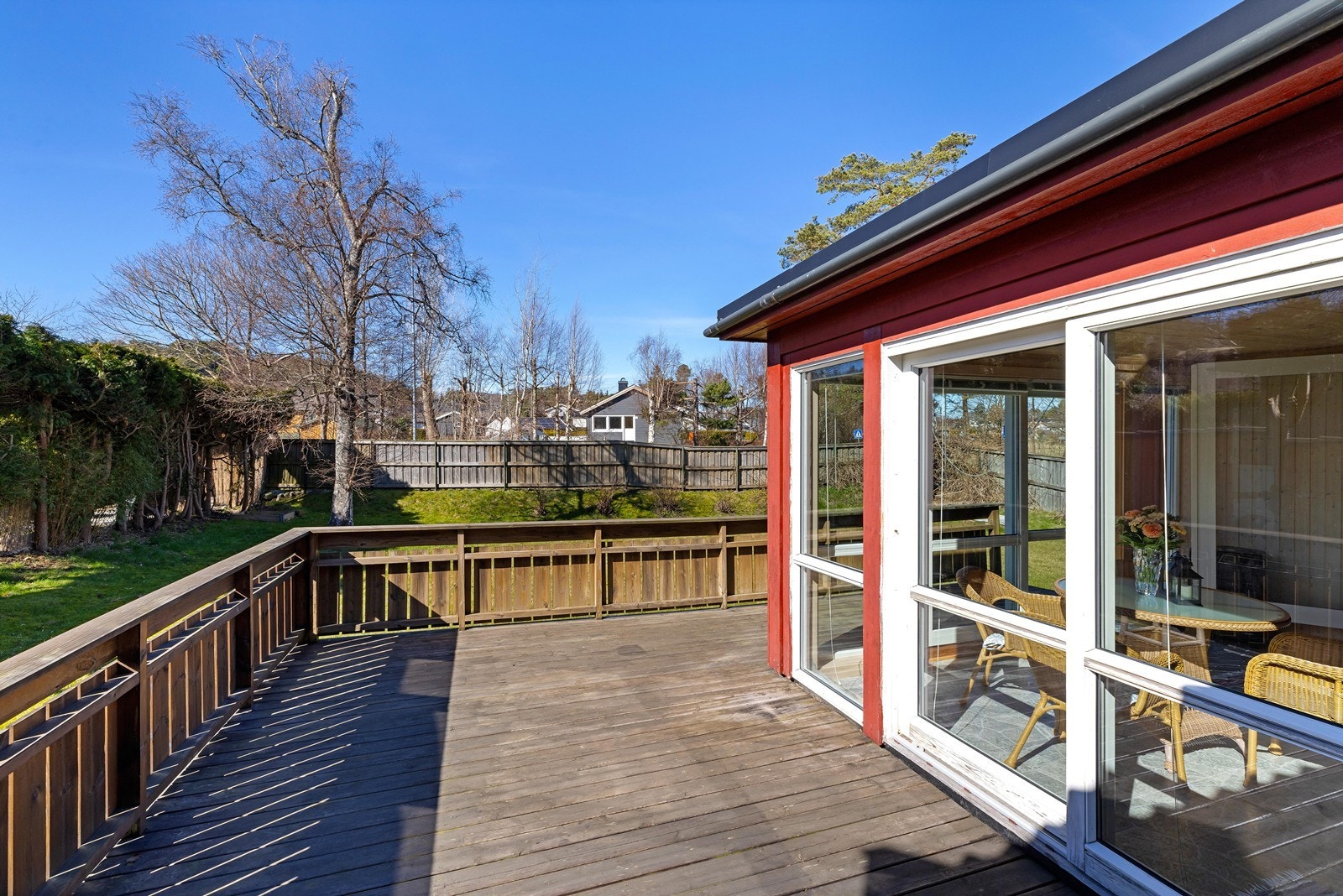 Bilde fra den solrike terrassen og hagestuen Galleribilde