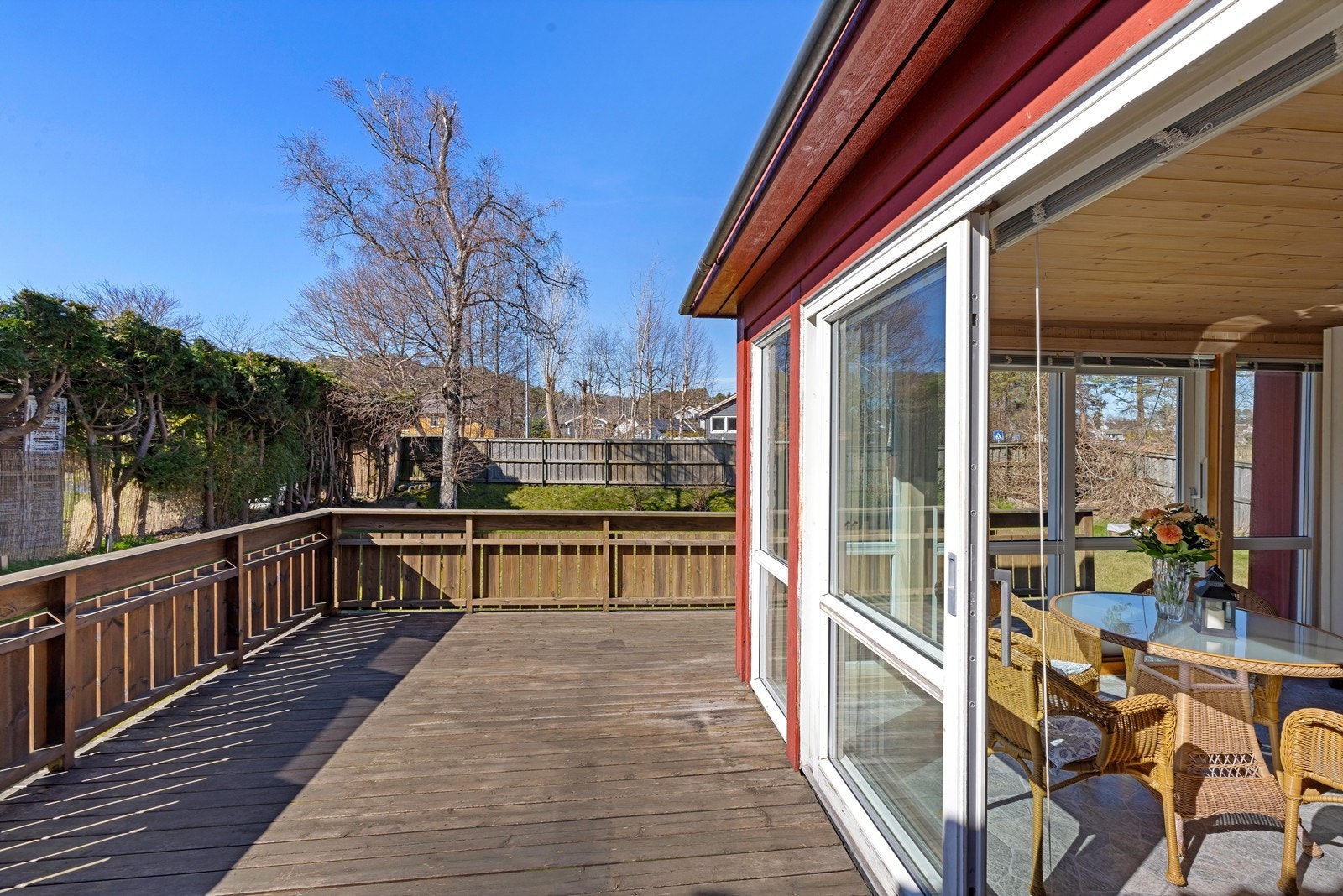 Hagestue med skyvedør og store vindusflater Galleribilde