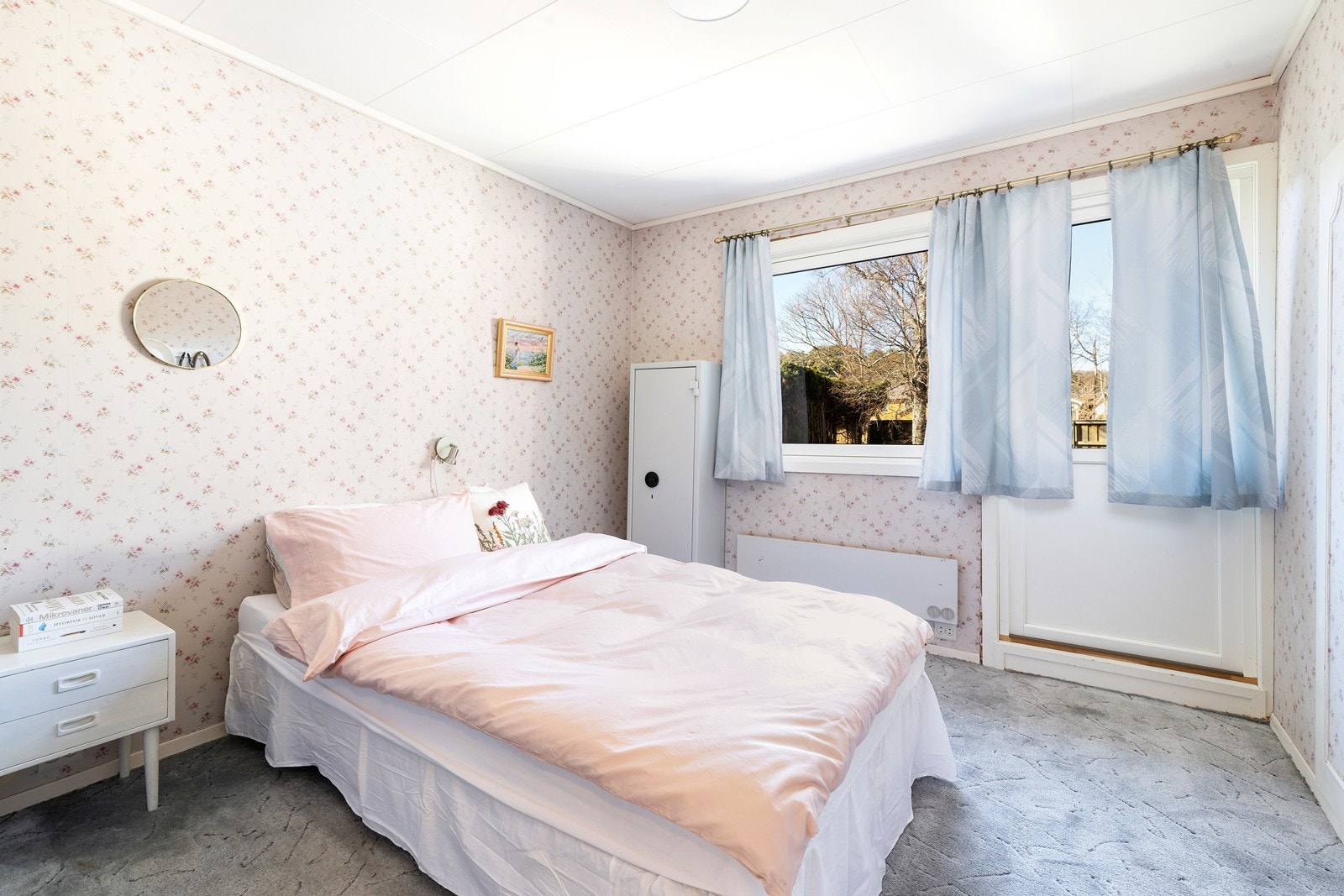 Soverom med plass til dobbeltseng, her er utgang til terrassen Galleribilde