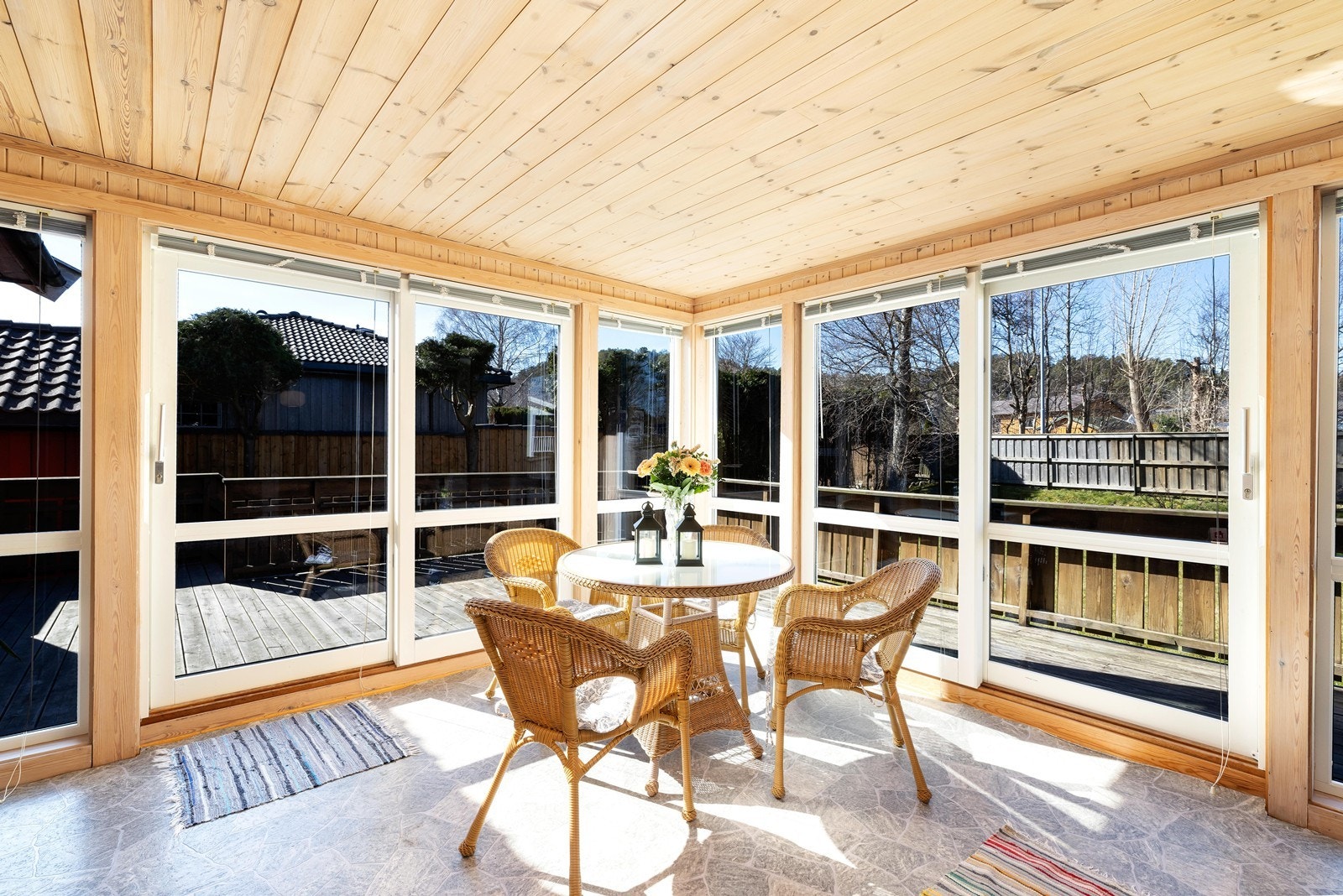 Hagestue med gode vindusflater gir bra lysinnslipp og utsikt Galleribilde