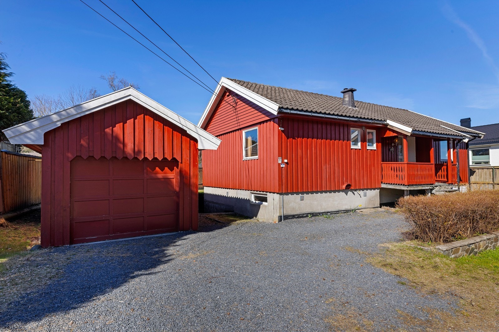 Adkomst til boligen med biloppstillingsplass og garasje Galleribilde