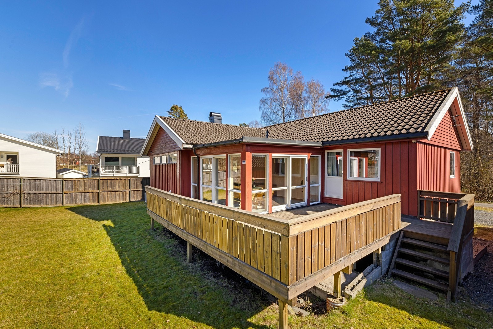 Stor solrik hage og uteområder på egen tomt Galleribilde