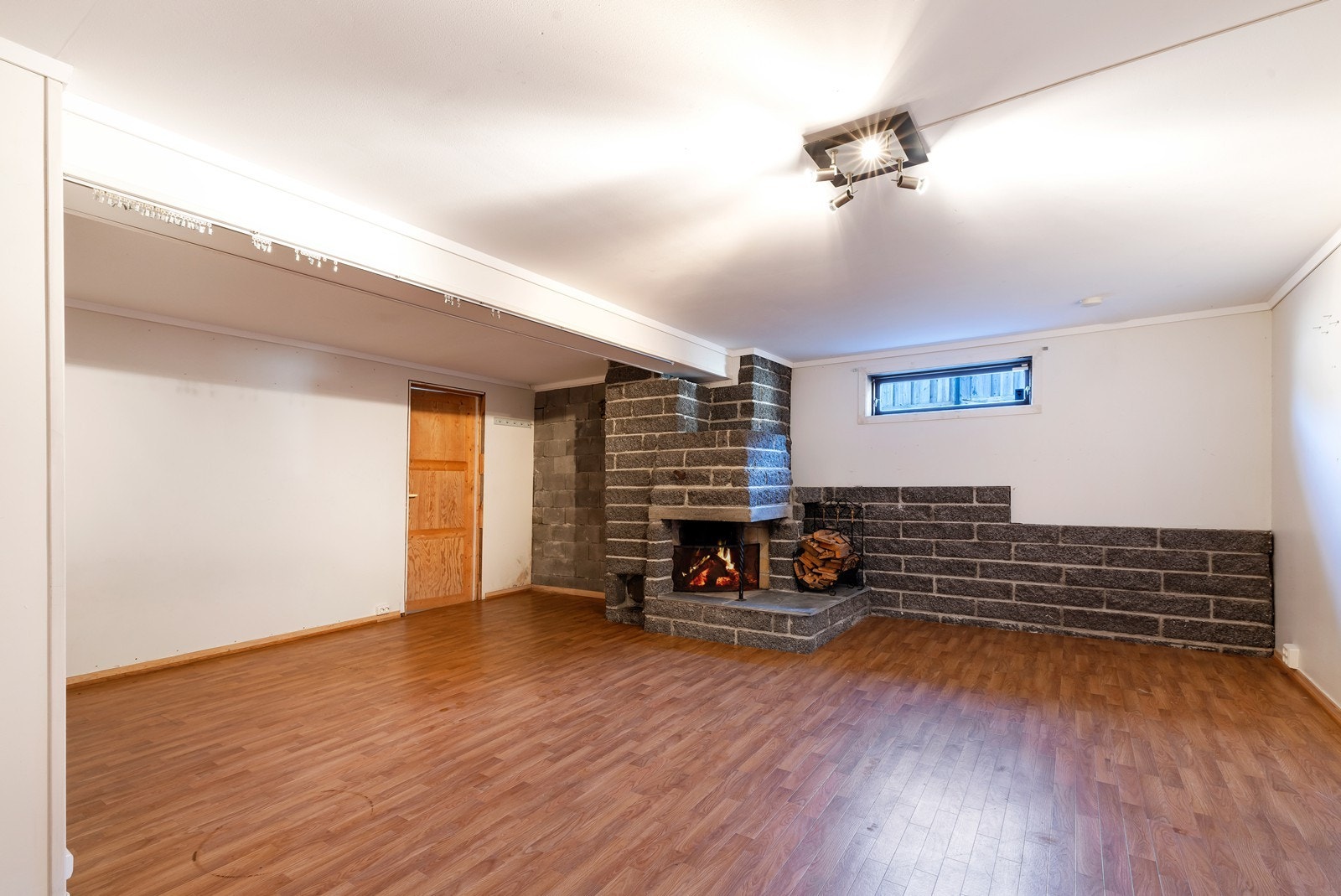 Kjellerstue med peis Galleribilde