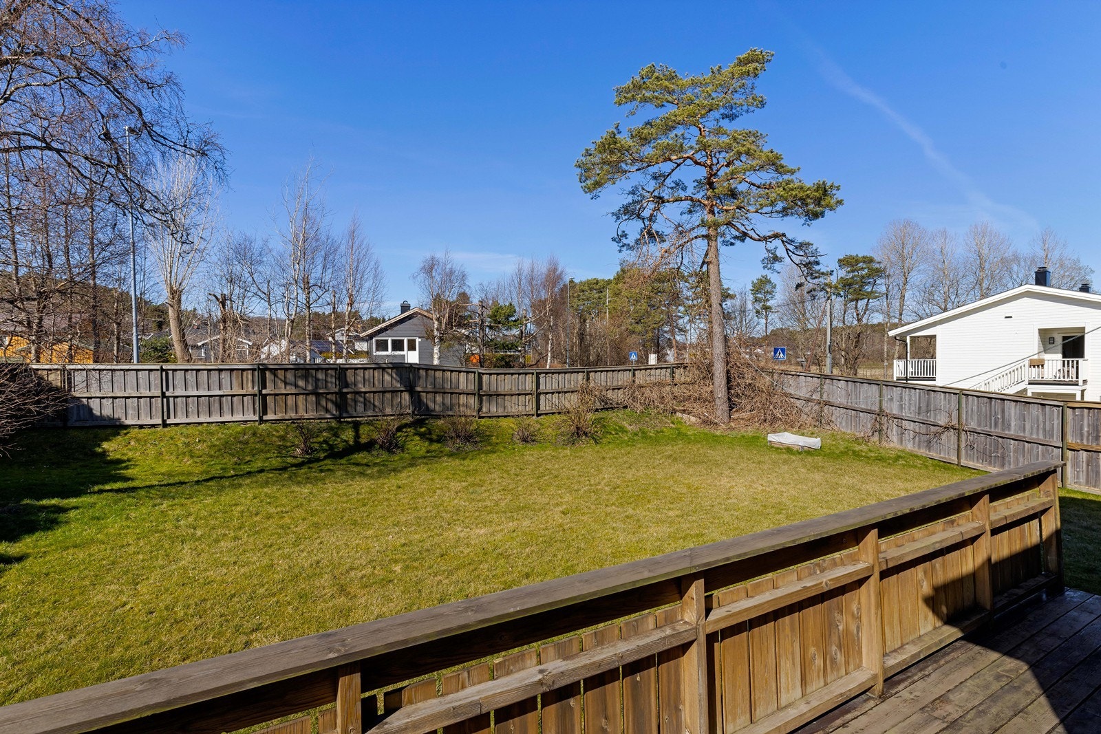 Stor solrik hage og utsikt til områder rundt Galleribilde