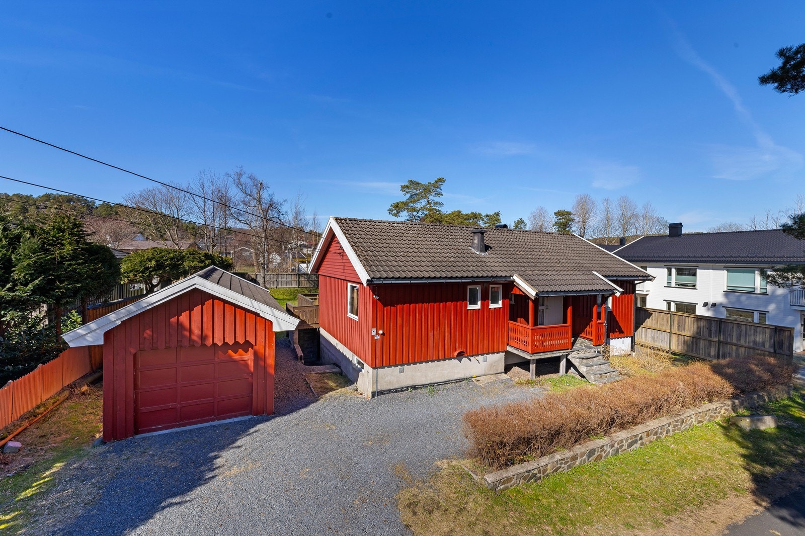 Fasade og innkjørsel med inngangspartiet Galleribilde