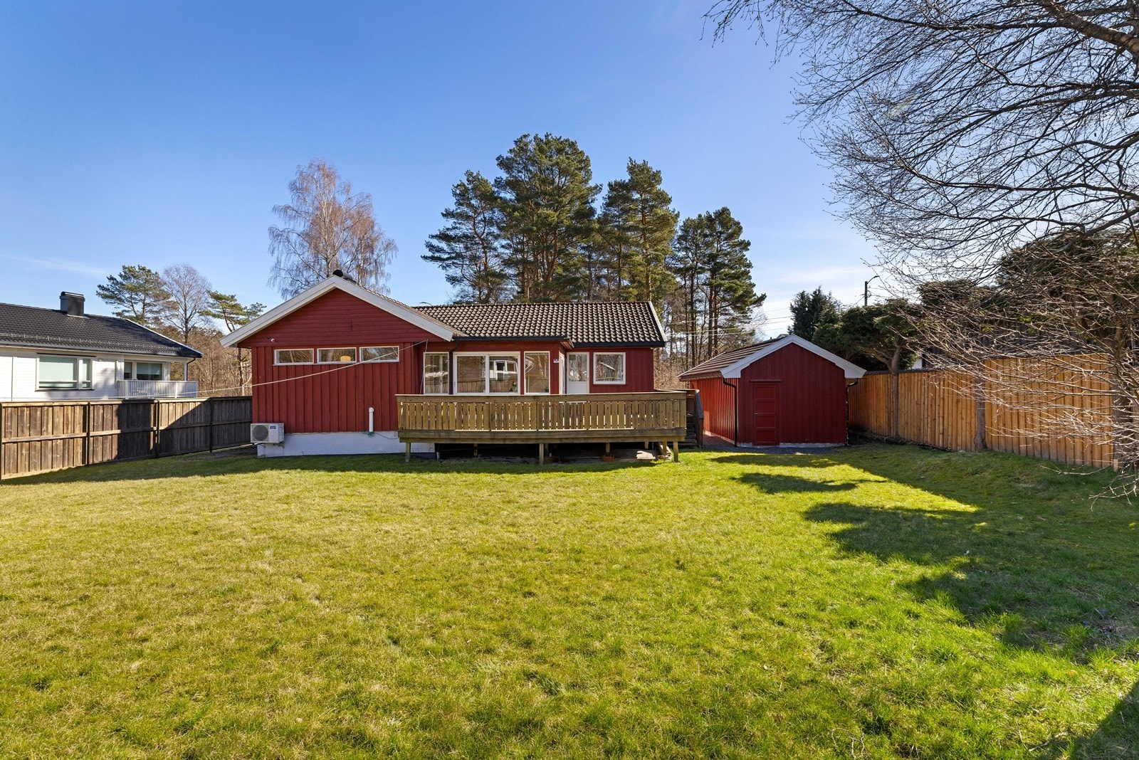 Solrik terrasse og stor hage for lek og moro Galleribilde