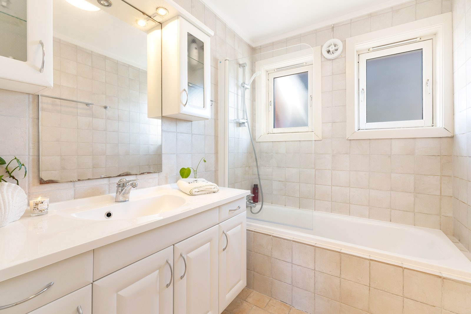 Bad med innredning og servant. Her er også badekar. Galleribilde