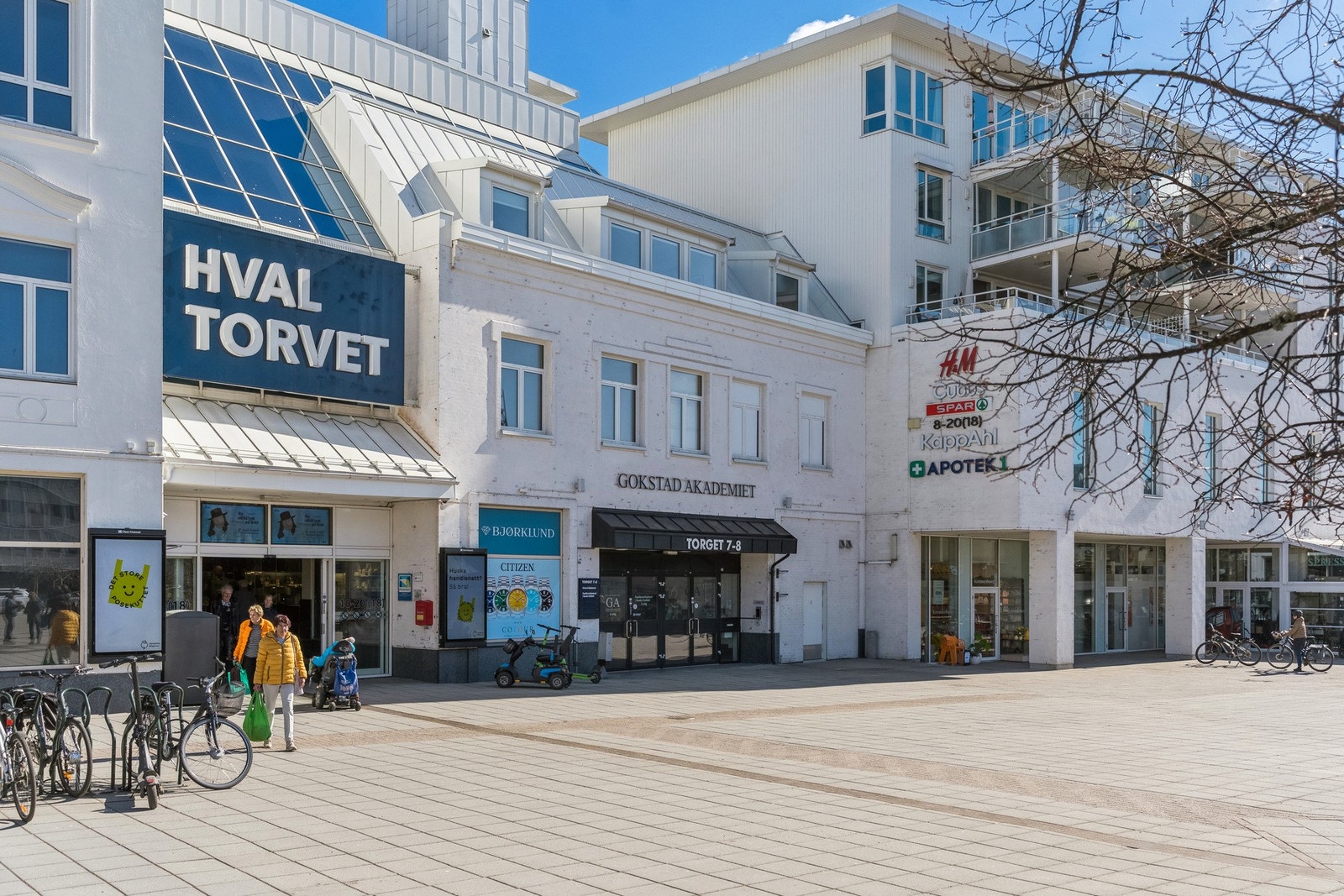 Hvaltorvet kjøpesenter med over 50 butikker ligger med gangavstand fra leiligheten. Galleribilde