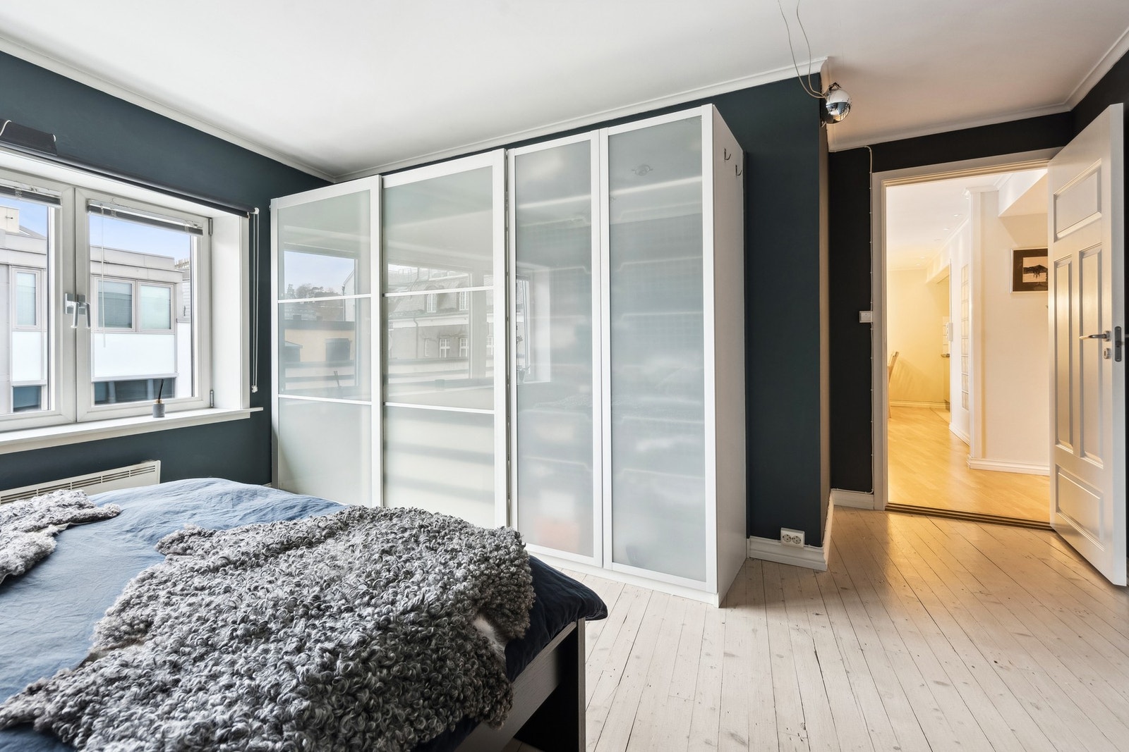 Det er godt med garderobeplass på soverommet. Galleribilde