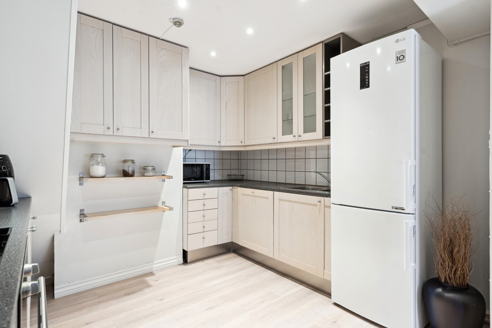 Kjøkkeninnredningen har profilerte fronter og benkeplate av laminat. Galleribilde