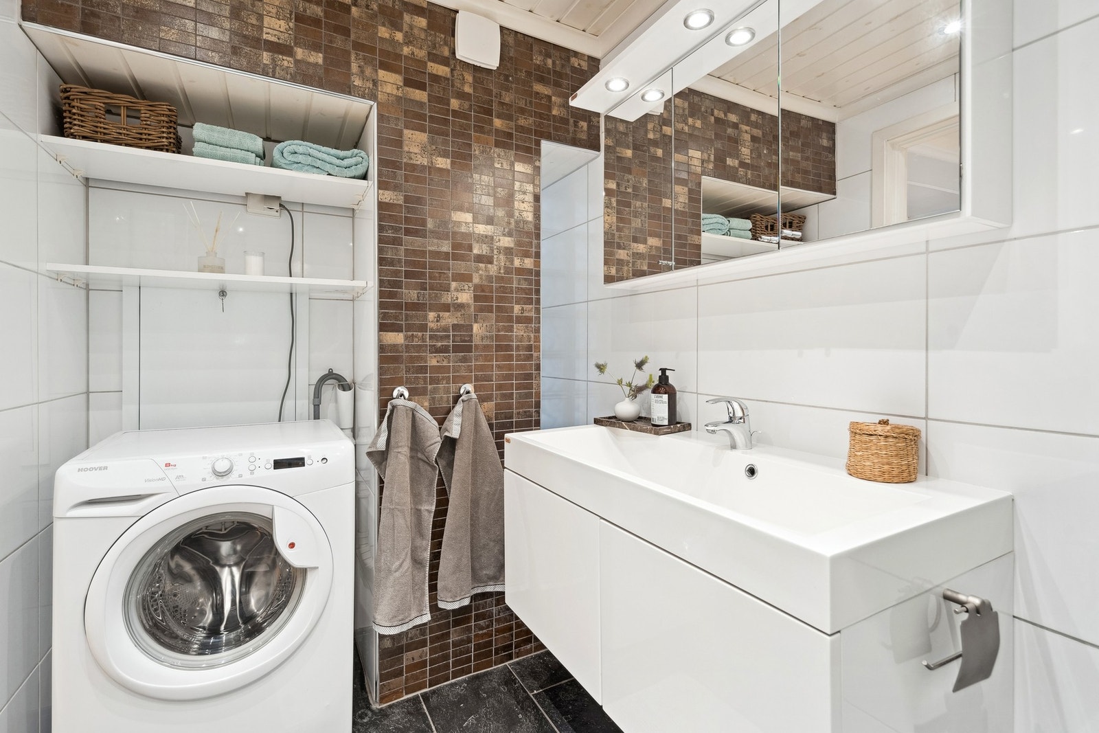 Det er opplegg for vaskemaskin på badet. Galleribilde