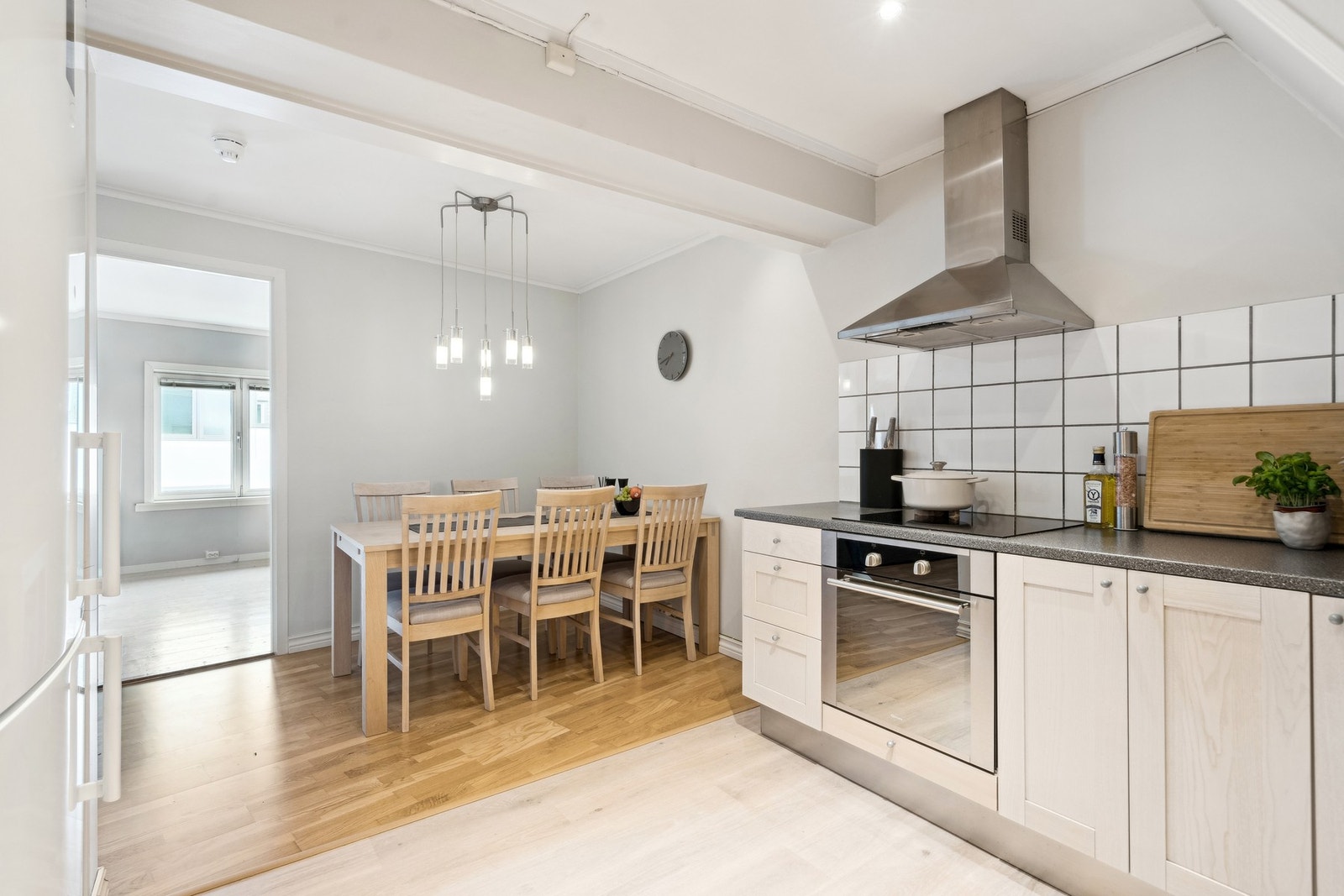 På kjøkkenet er det plass til en spisegruppe, med plass til flere gjester. Galleribilde