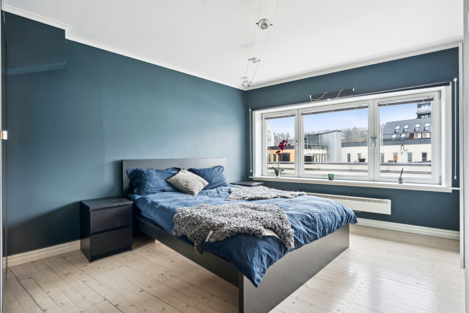 Hovedsoverommet er av god størrelse og er malt i en mørk og behagelig farge. Galleribilde