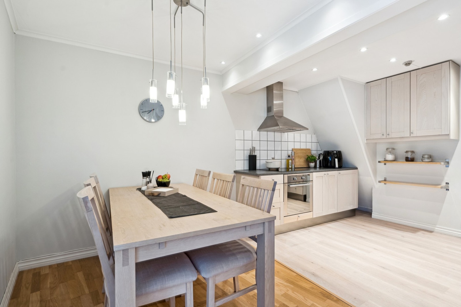 Kjøkkenet har plass til kjøl/fryseskap, oppvaskmaskin og stekeovn. Det er induksjonstopp. Galleribilde