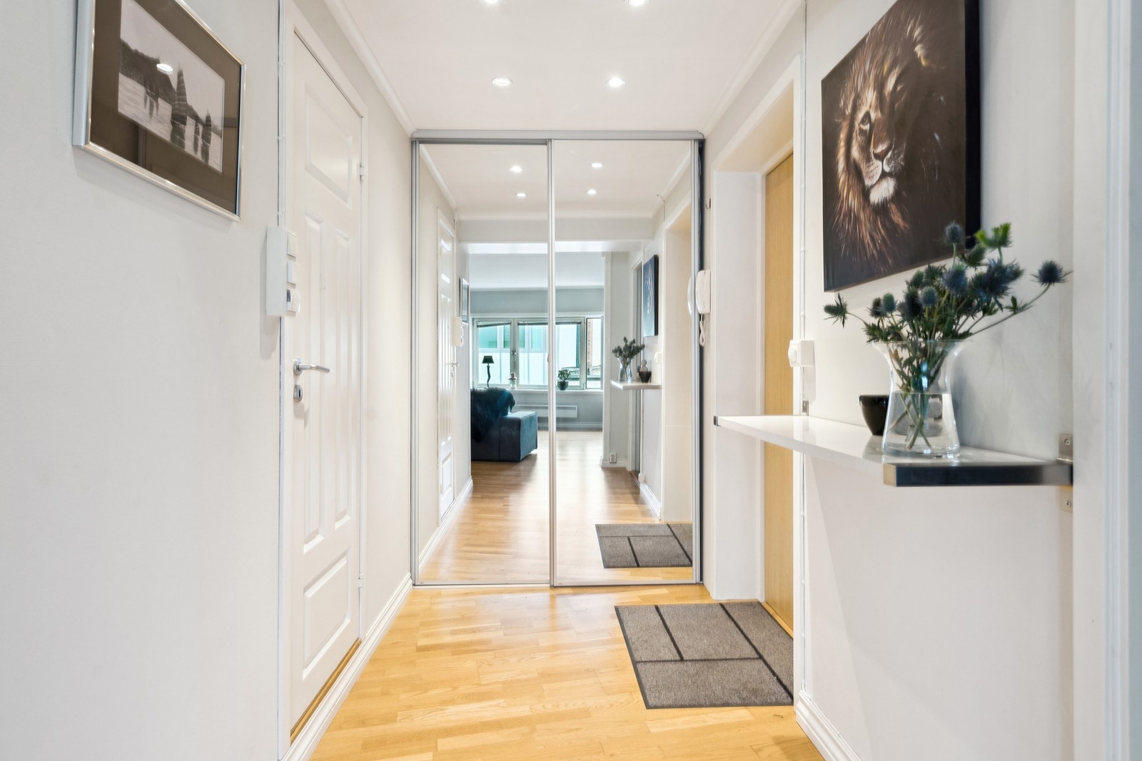 Velkommen inn! Gangen byr på en skyvedørsgarderobe med plass til klesoppbevaring. Galleribilde