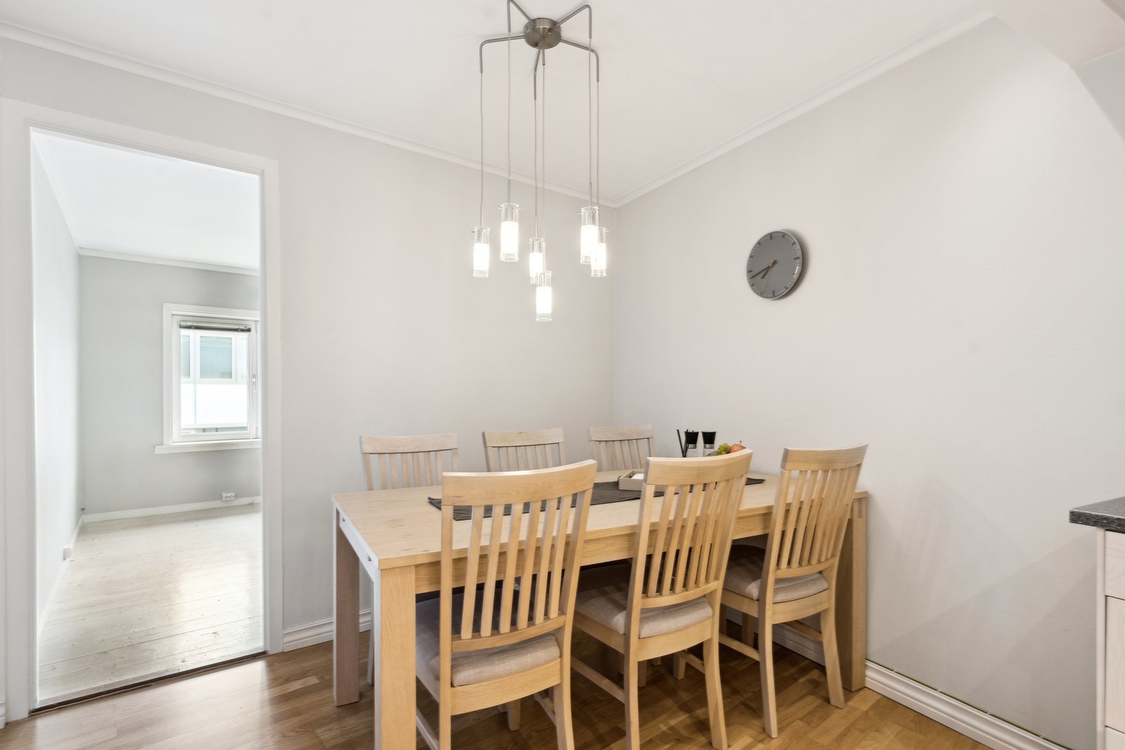 På kjøkkenet er det plass til en spisegruppe med plass til flere gjester. Galleribilde