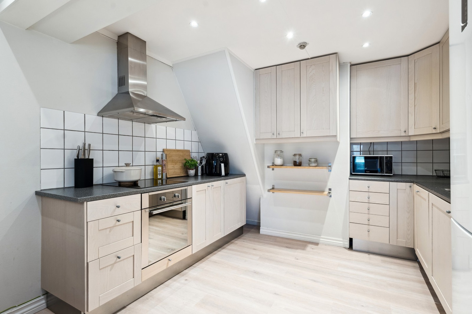 Pent kjøkken fra 2008, her har du rikelig med skap- og benkplass. Galleribilde