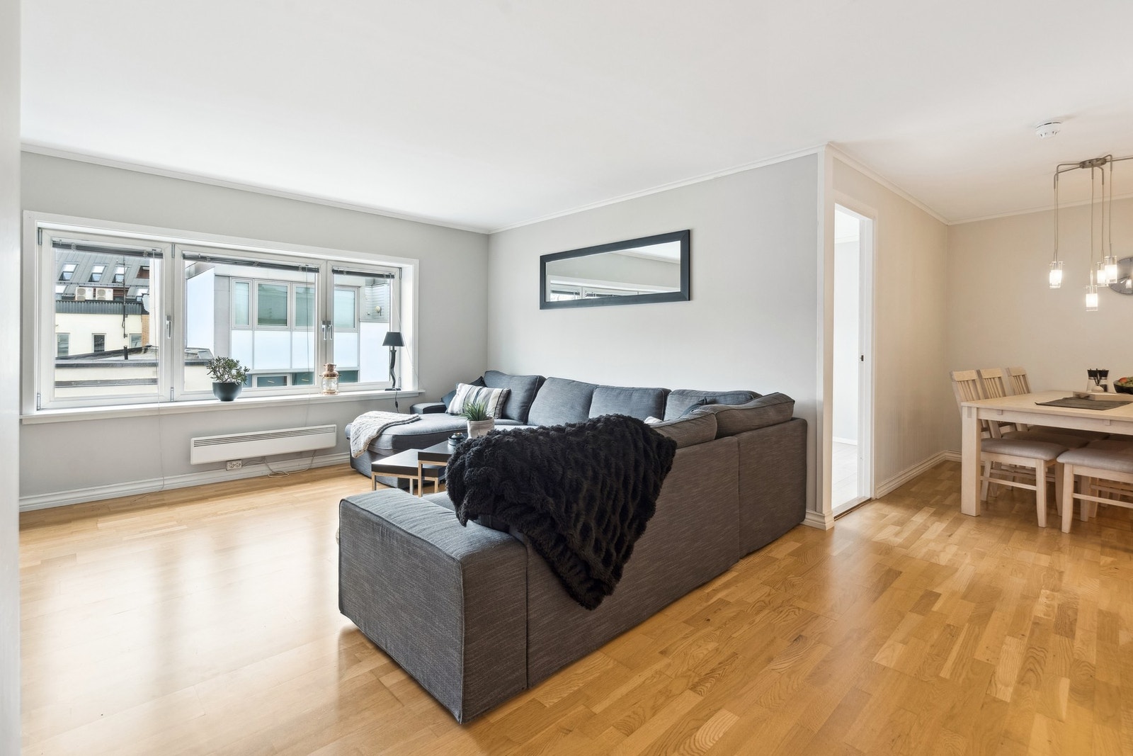 Stuen oppleves som romslig, og har store vindusflater som gir godt med lys. Galleribilde