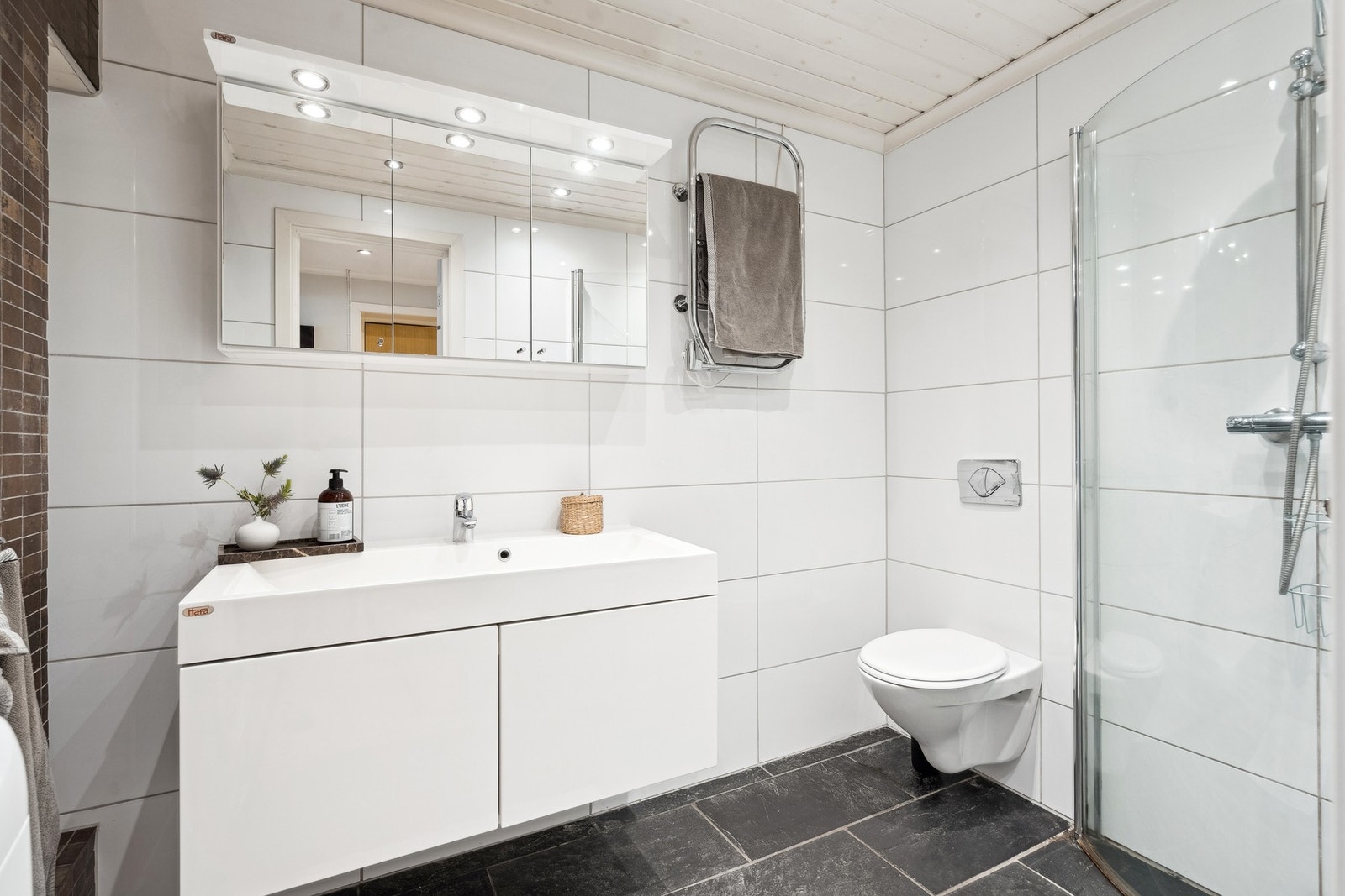 Stilrent bad fra 2008 med varmekabler i gulvet. Galleribilde