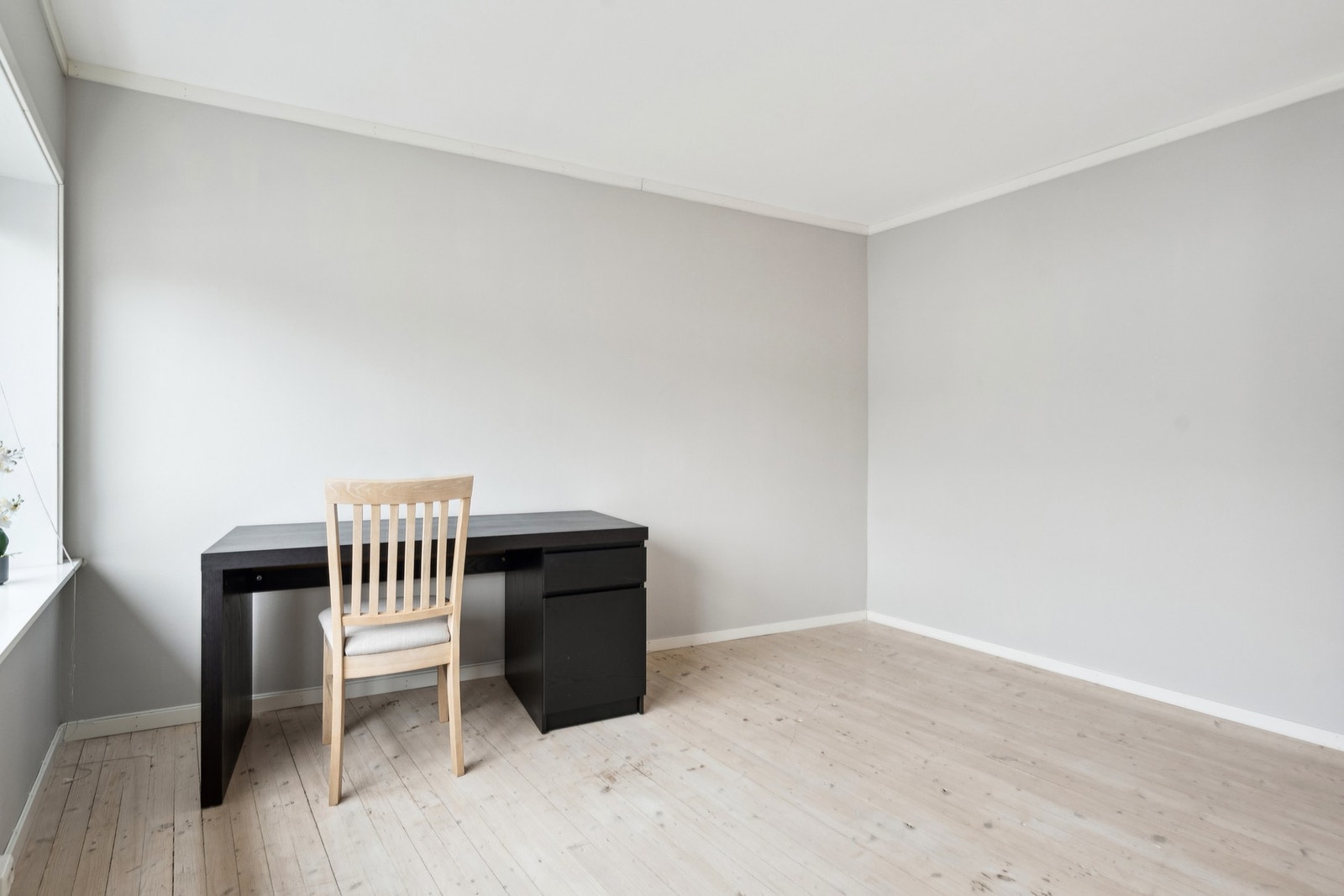 På soverommet har du god plass til stor seng, garderobeskap og kontor-løsning. Galleribilde