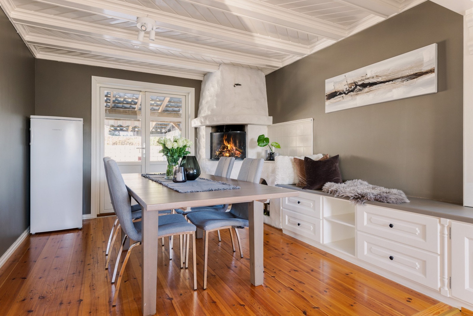 Spisestue i tilknytning med kjøkkenet. Utgang til uteplass. Galleribilde