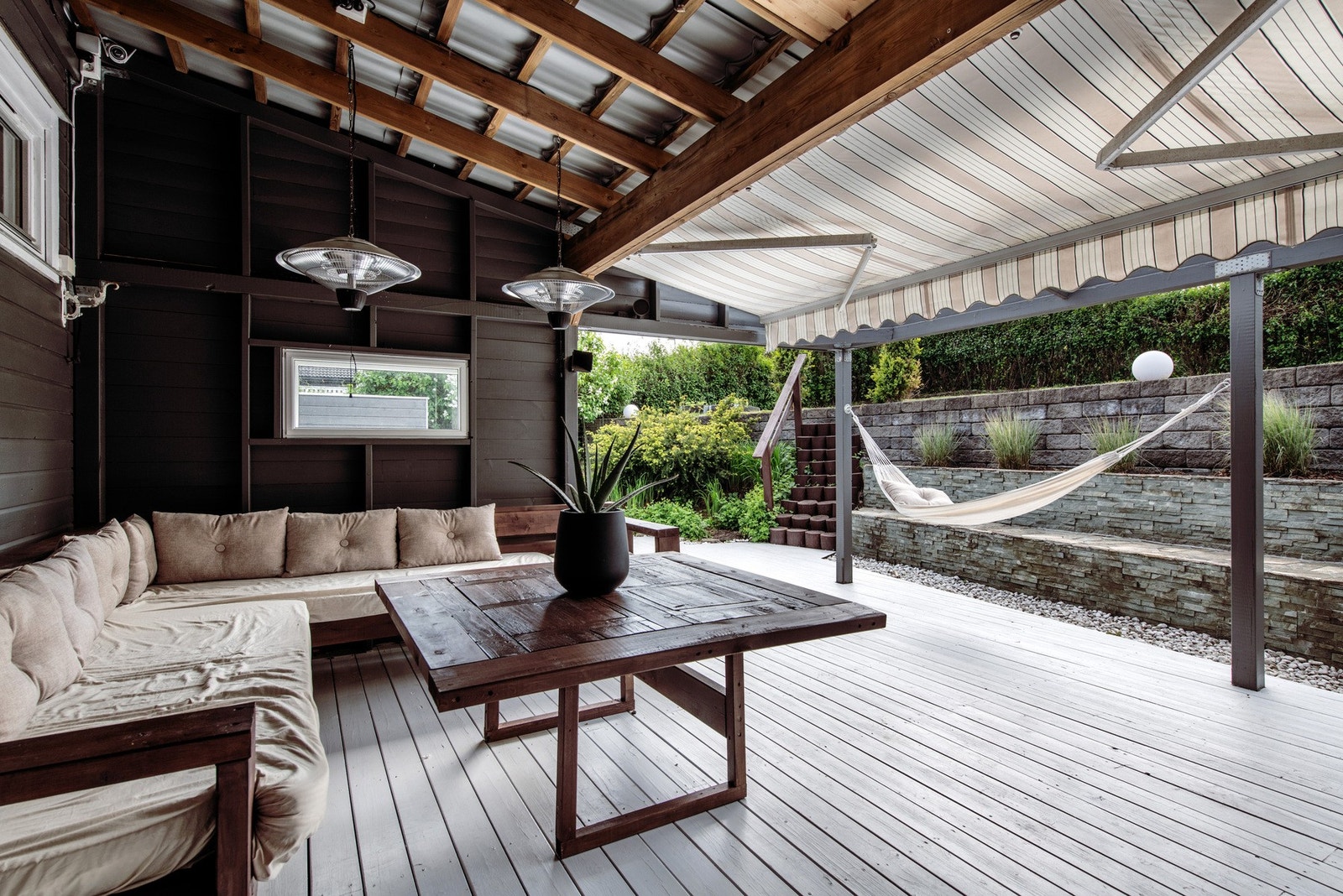 På bildene av muren ved uteplassen er den nederste del av mur noe endret siden bildet ble tatt. Galleribilde