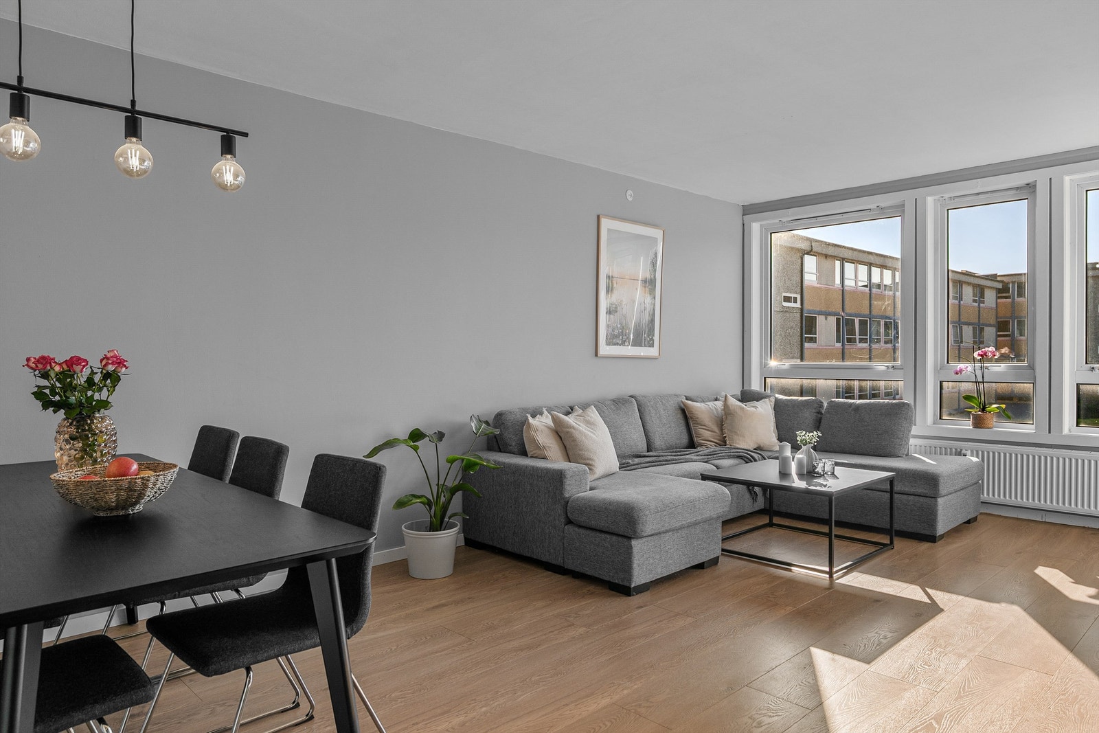 - Romslig stue med plass til et stort spisebord og en koselig sofakrok - Galleribilde