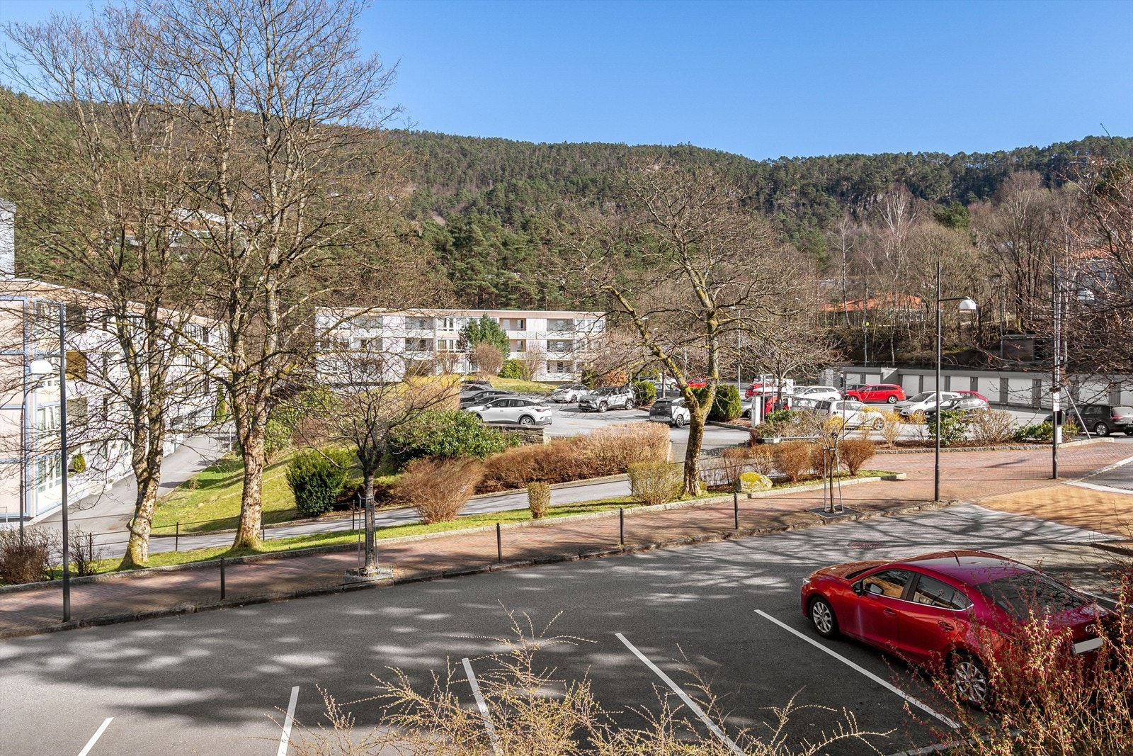 - Gjesteparkering like ved blokken - Galleribilde