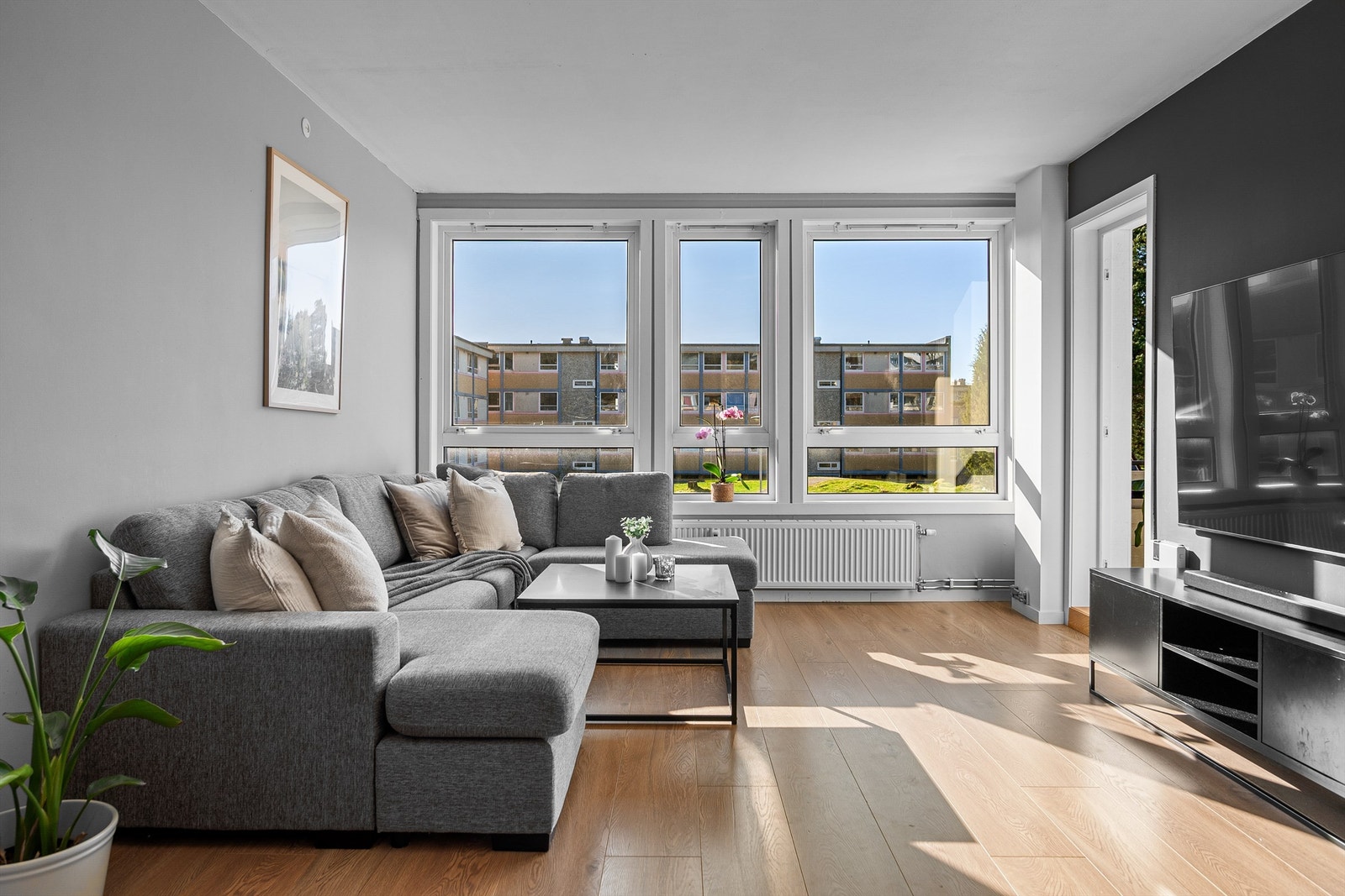 - Store vindusflater som slipper inn mye naturlig lys - Galleribilde