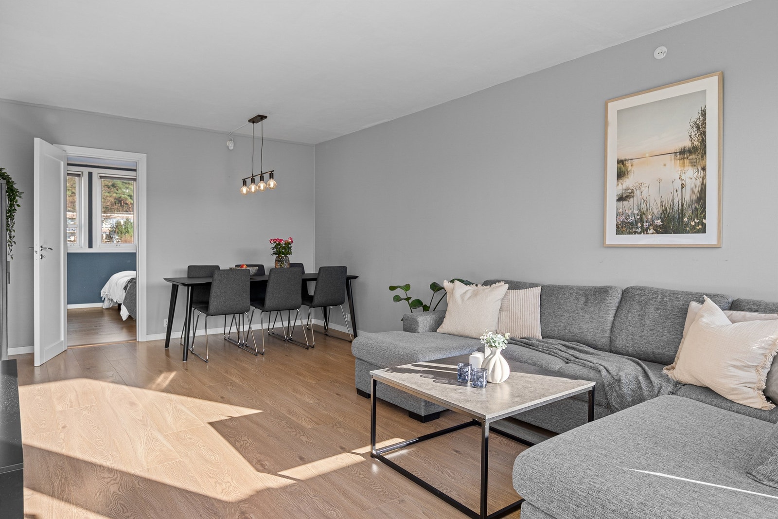 - Fra stuen er det tilkomst til hovedsoverommet - Galleribilde