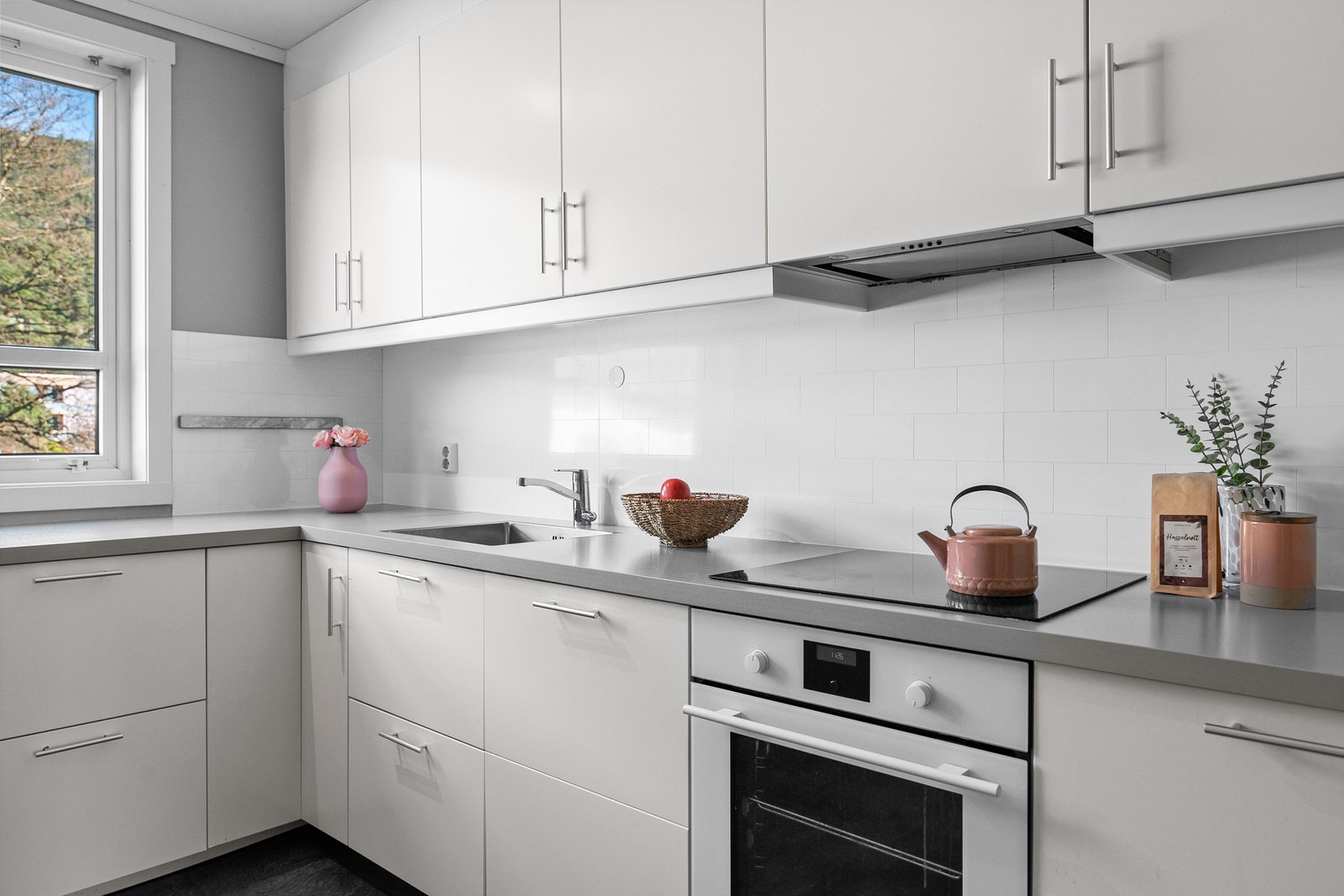 - God oppbevaringsplass i skuffer og skap, samt god benkeplass - Galleribilde