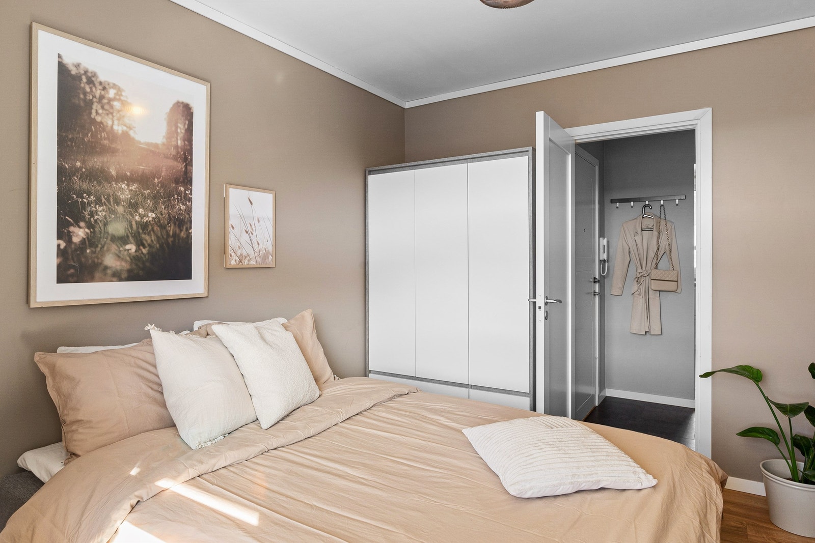 - Innredet med et flott garderobeskap - Galleribilde