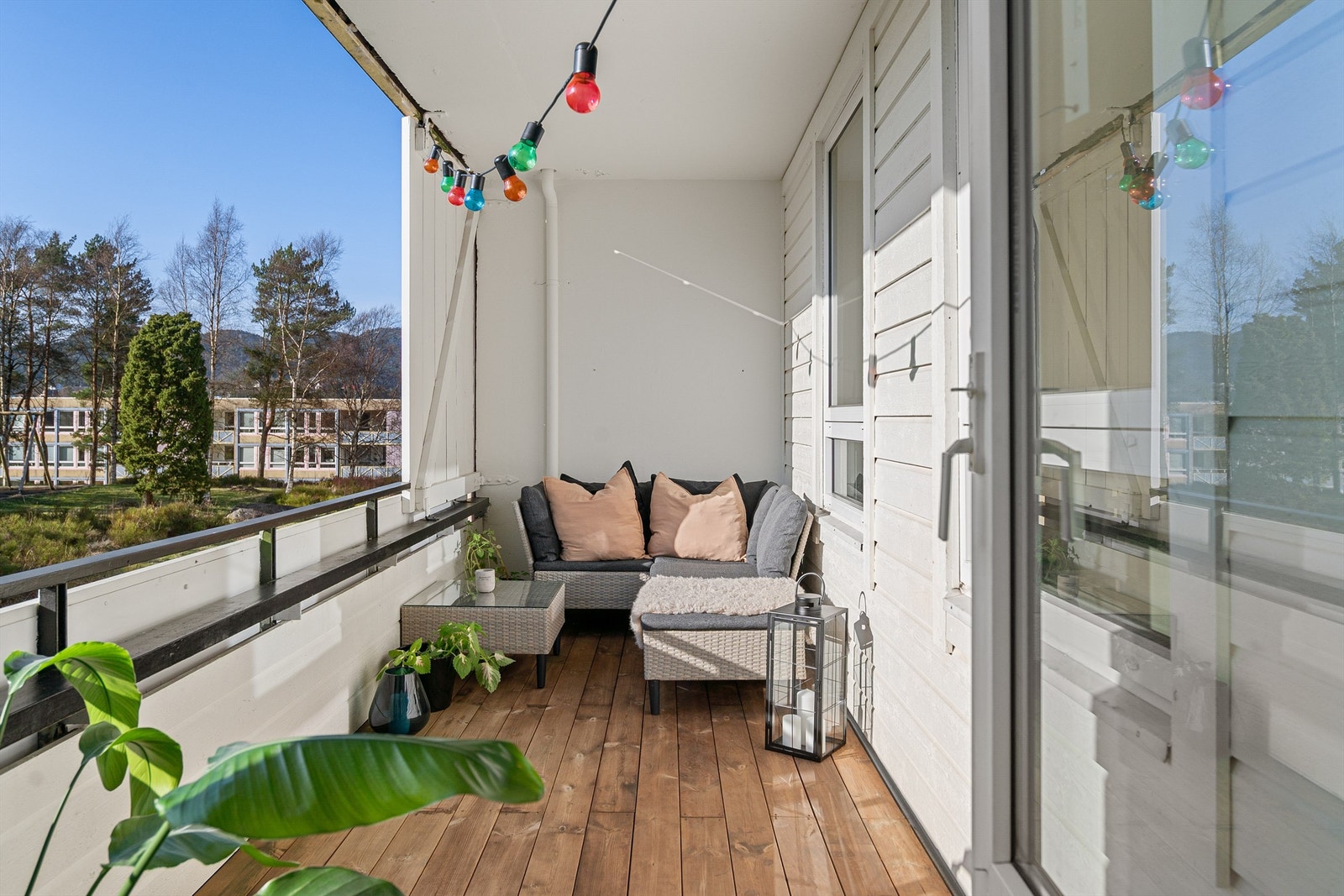 - Koselig med overbygg som gjør det lunt og godt å sitte her på fine dager - Galleribilde