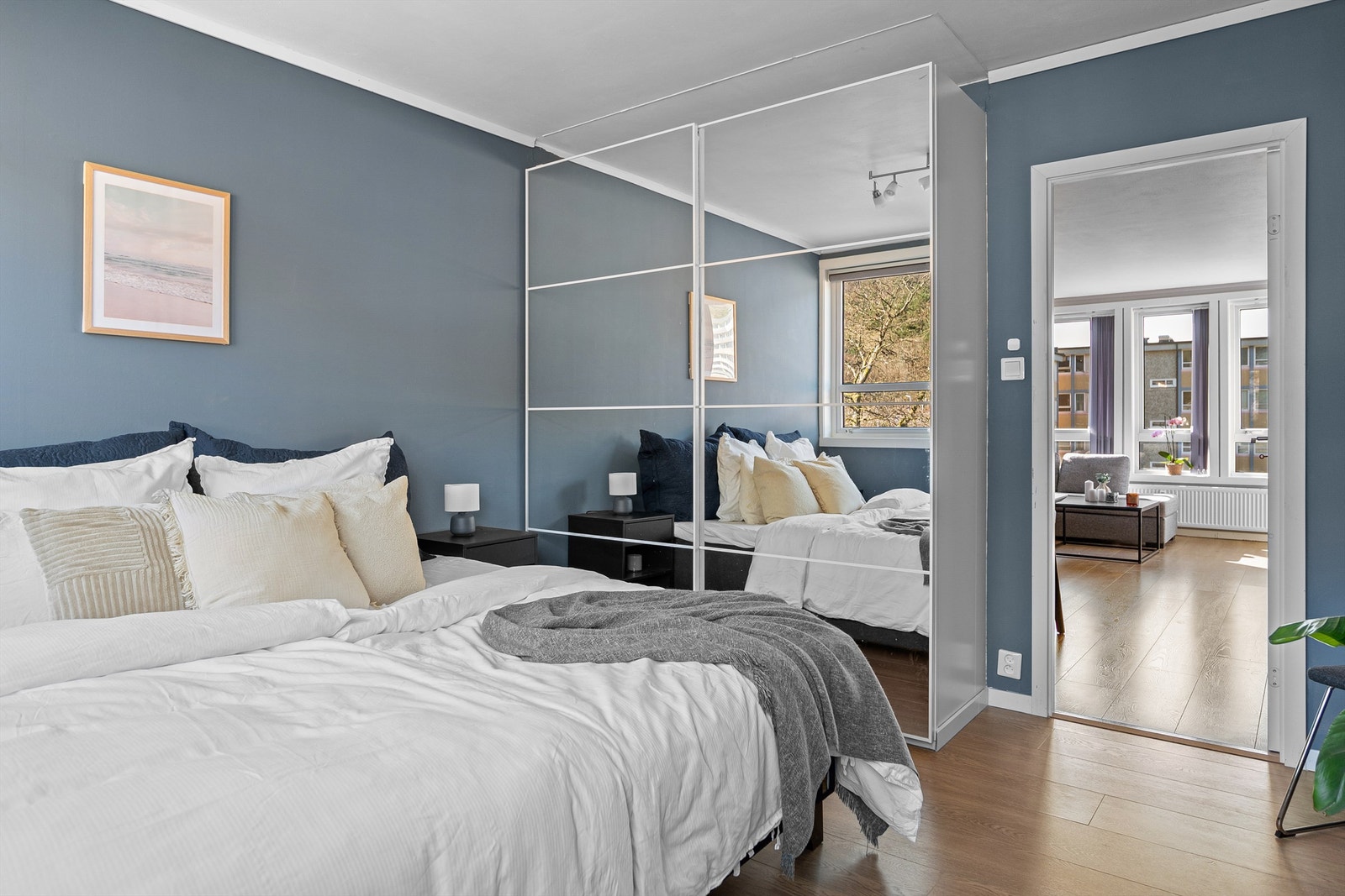 - Innredet med stort pax-garderobeskap fra IKEA - Galleribilde