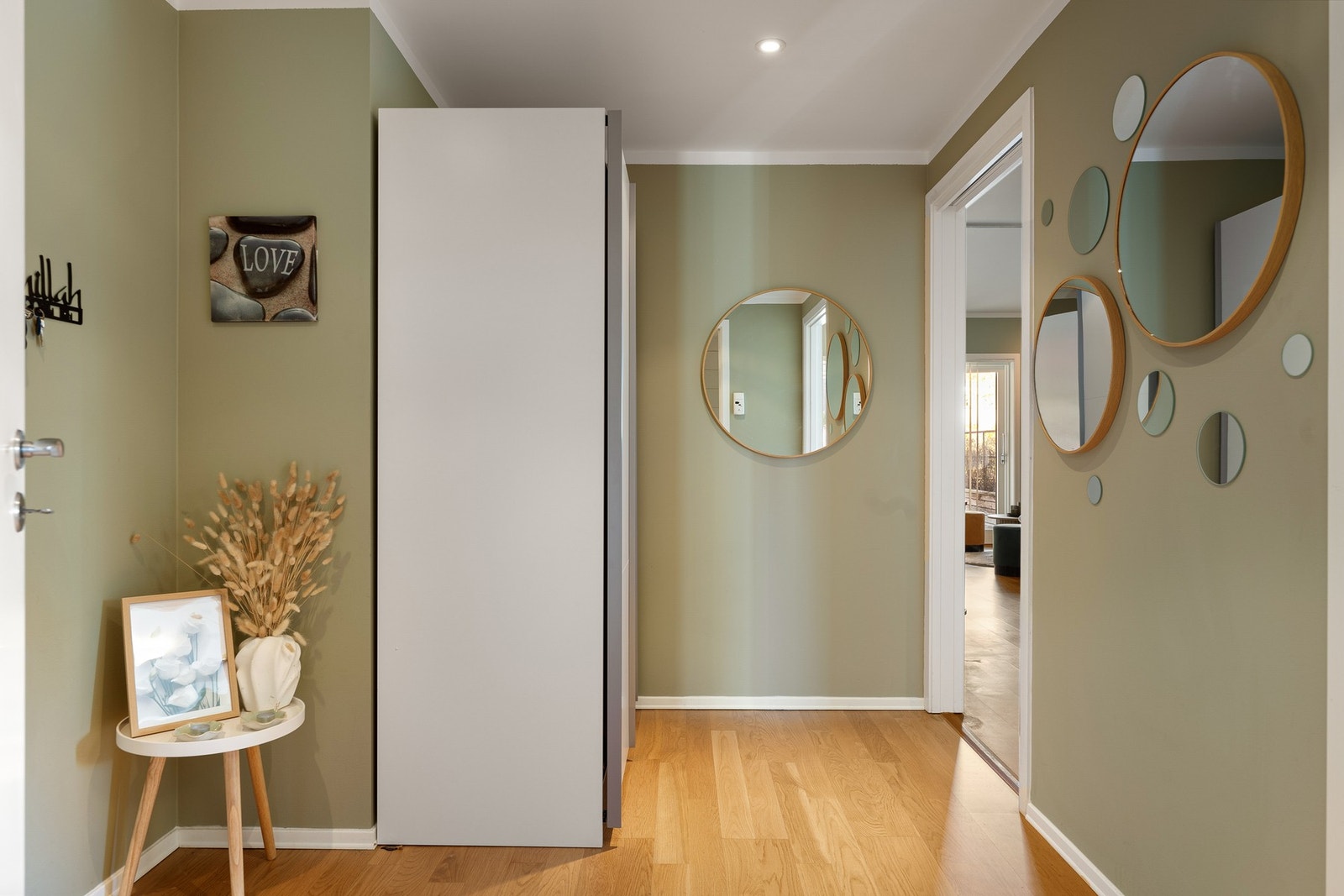 Entré/gang har både garderobeskap og knaggplass til yttertøyet Galleribilde